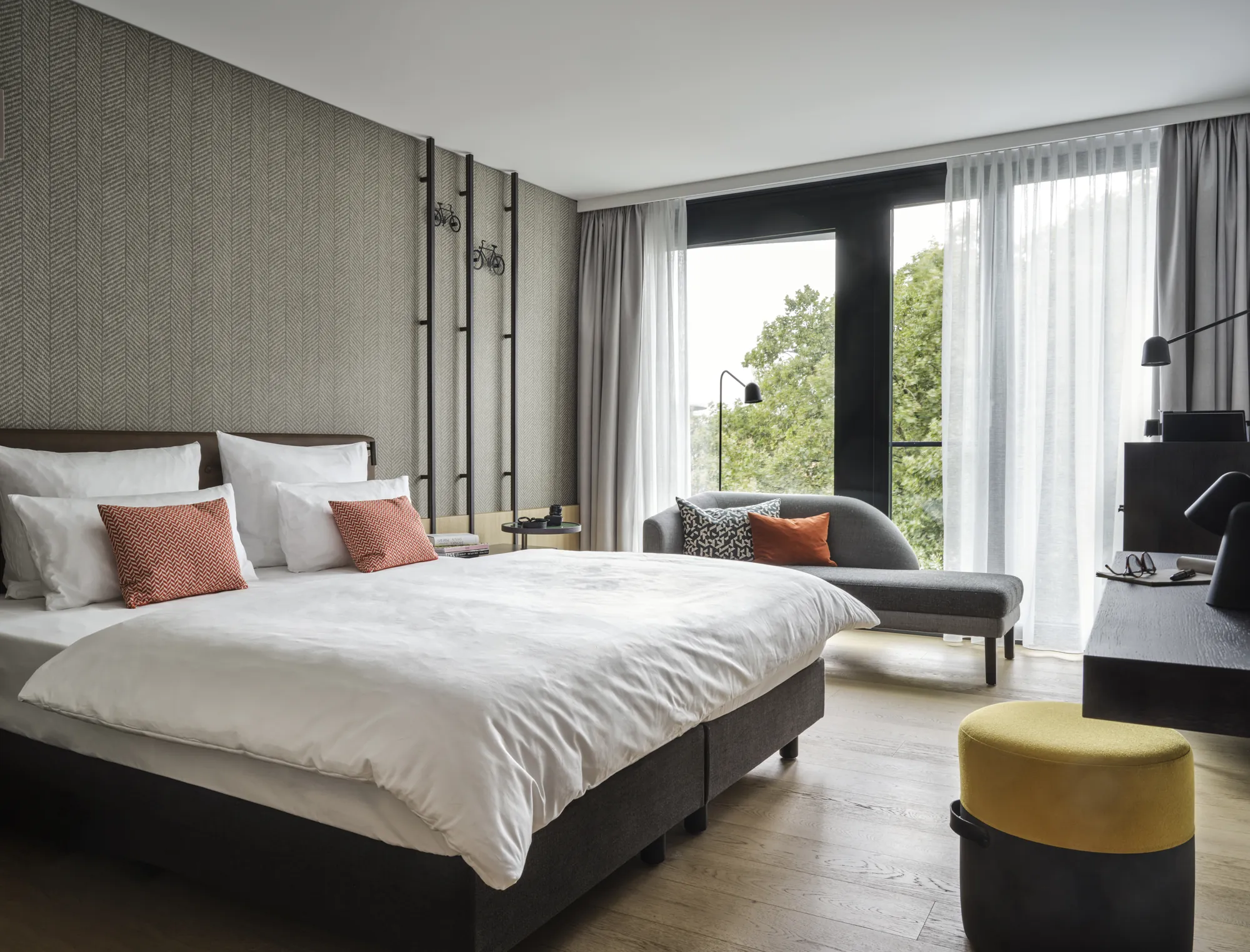 ATLANTIC Hotel Münster Zimmerbeispiel - geräumiges Zimmer mit Doppelbett, Couch und großes Fenster