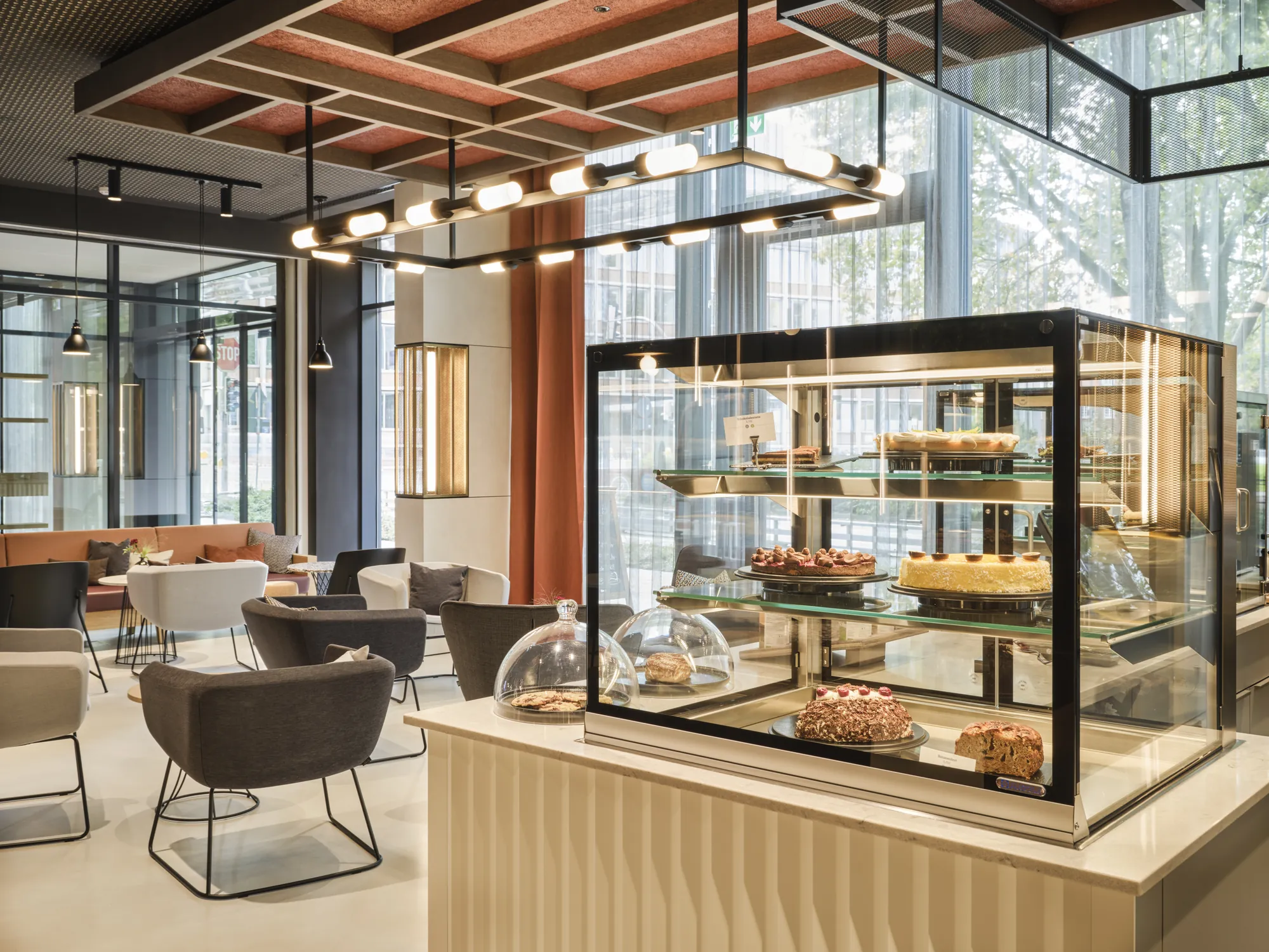 ATLANTIC Hotel Münster Lounge - Sitzmöglichkeiten in entspannter Atmosphäre mit Kuchen und Gebäck Bereich