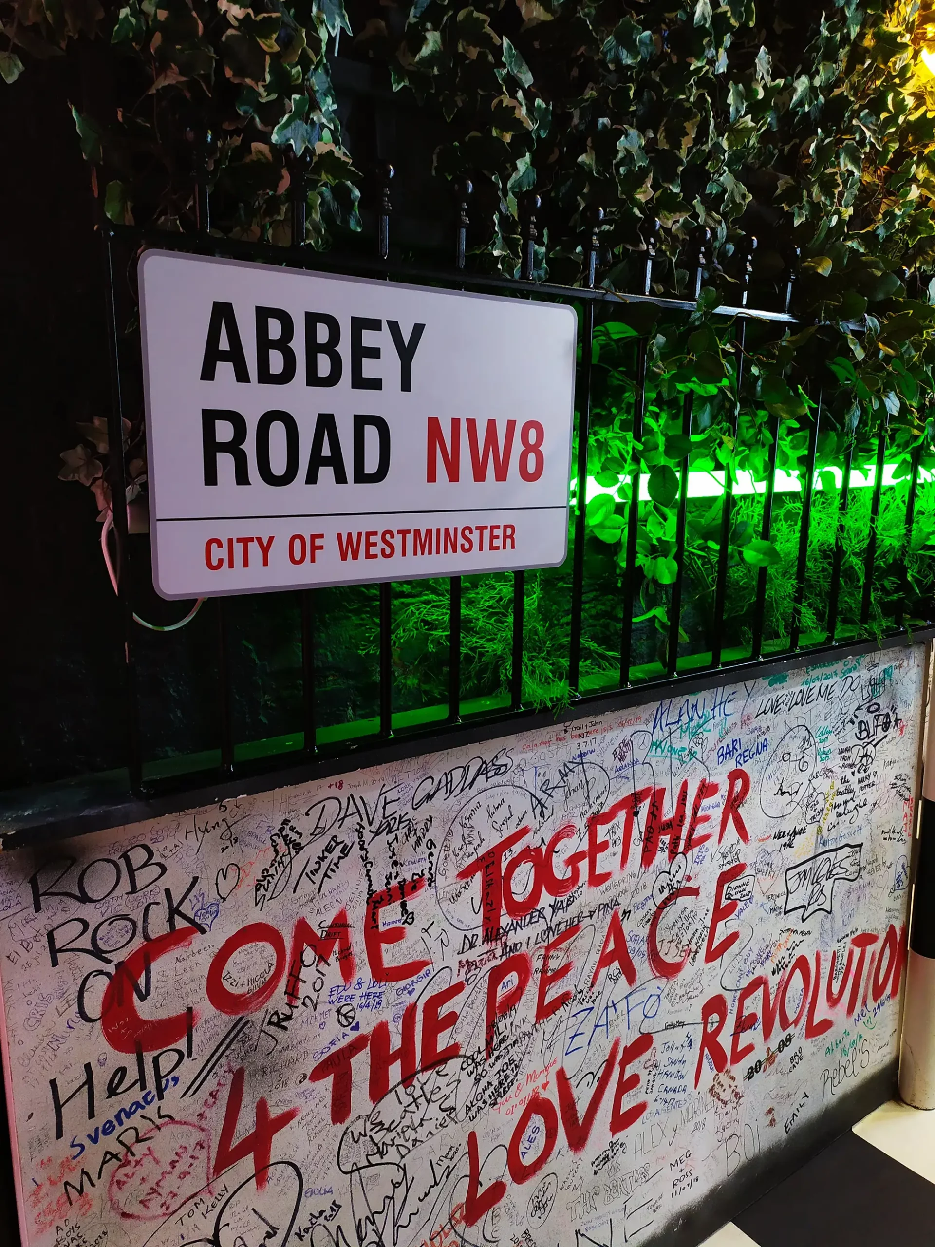 Abbey Road Straßenschild im Beatles Museum Liverpool