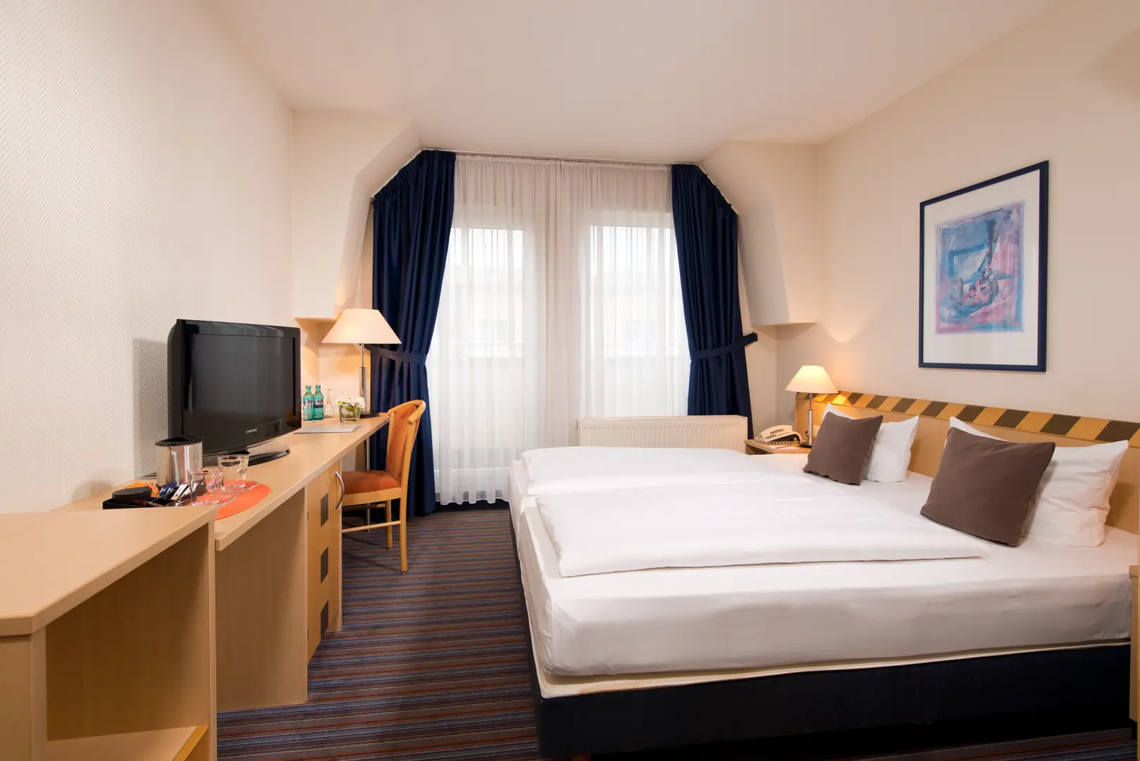 Achat Hotel Dresden Elbufer Business Zimmer mit Bett und Fernseher