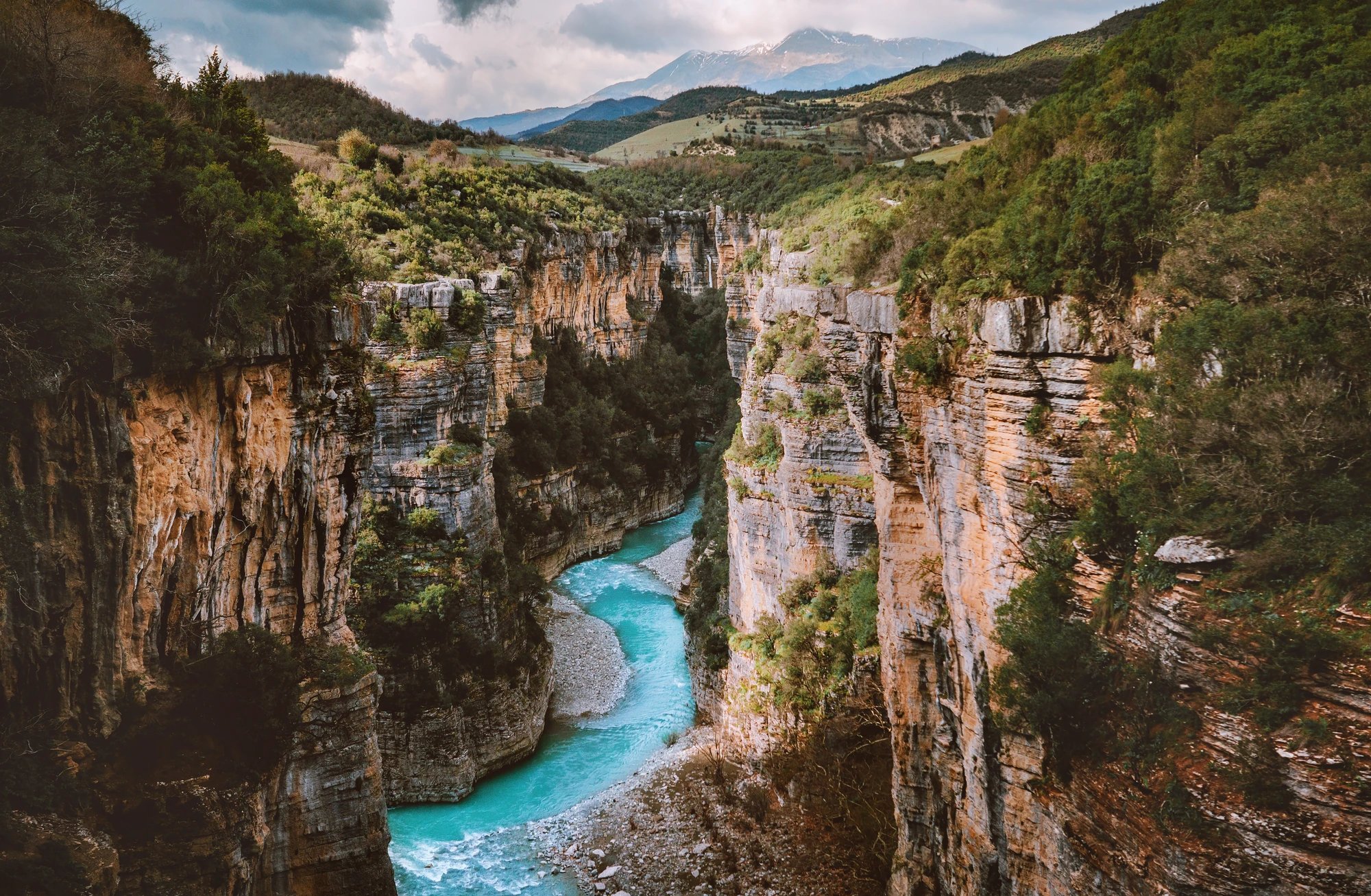Osum-Canyon in Albanien – Landschaft mit Fluss und Felsen, unberührte Natur, Bergpanorama, Reiseziel auf dem Balkan, blaues Wasser, wunderschöne Sehenswürdigkeiten in der Sommersaison.