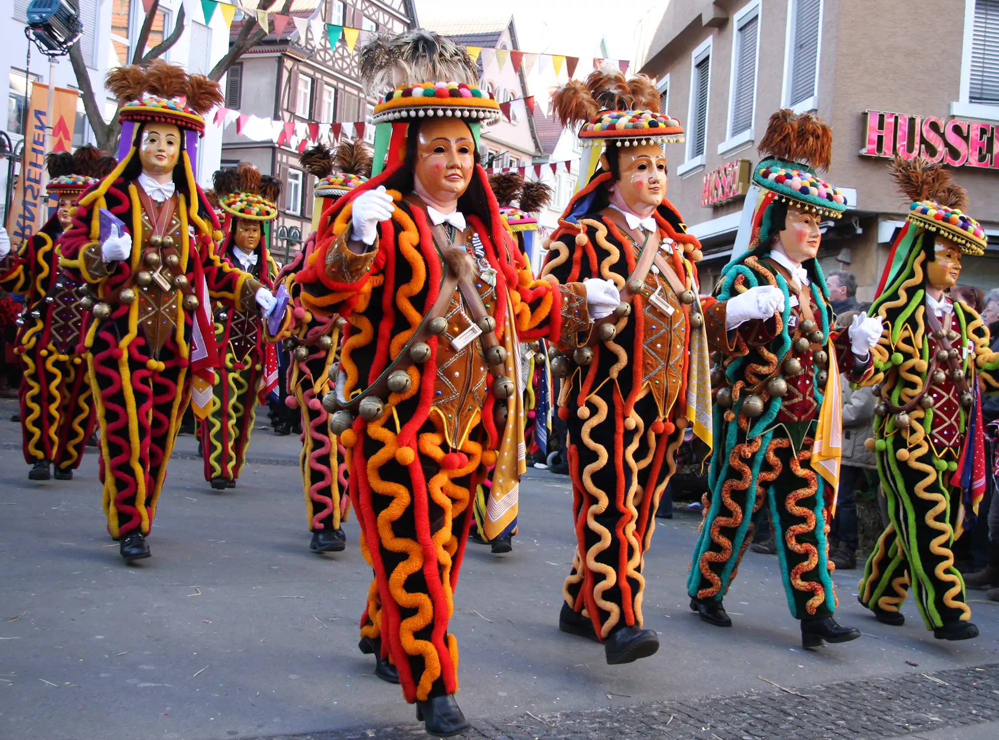 Verkleidete Personen bei einem Karnevalsumzug