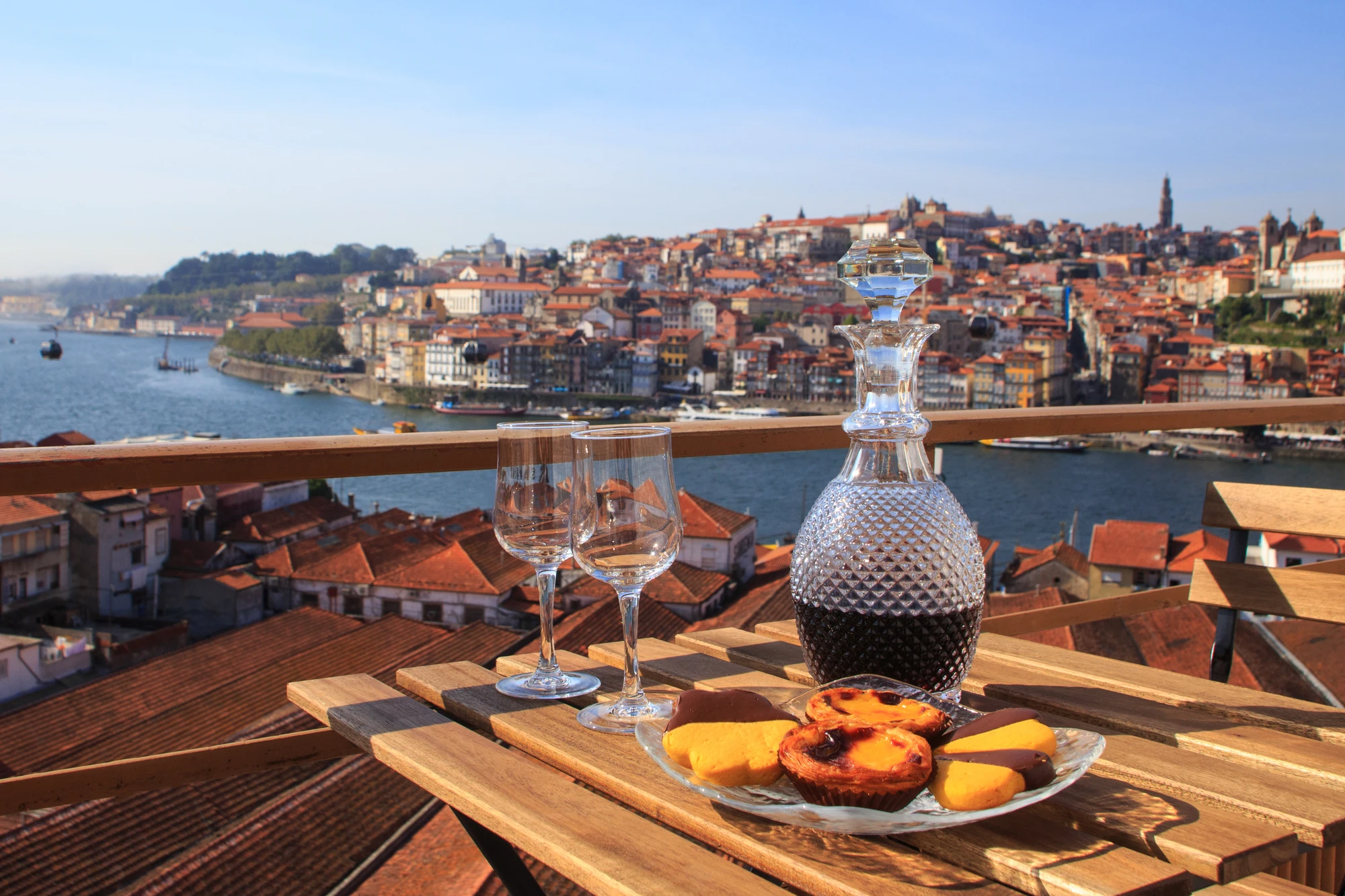 Terrasse mit Blick auf die Dächer von Porto und den Fluss