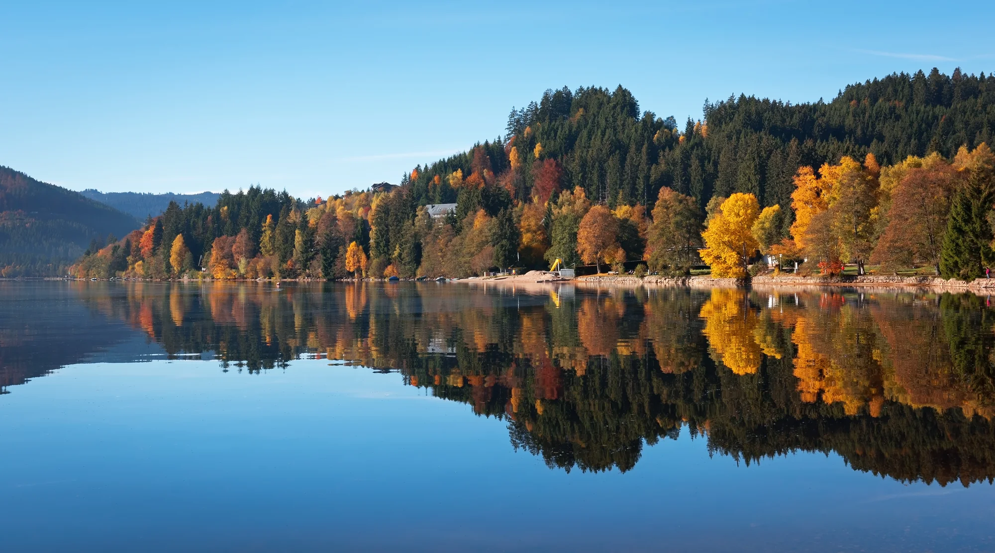 Aussicht auf Titisee, herbstliche Bäume im Hintergrund, klarer wunderschöner See