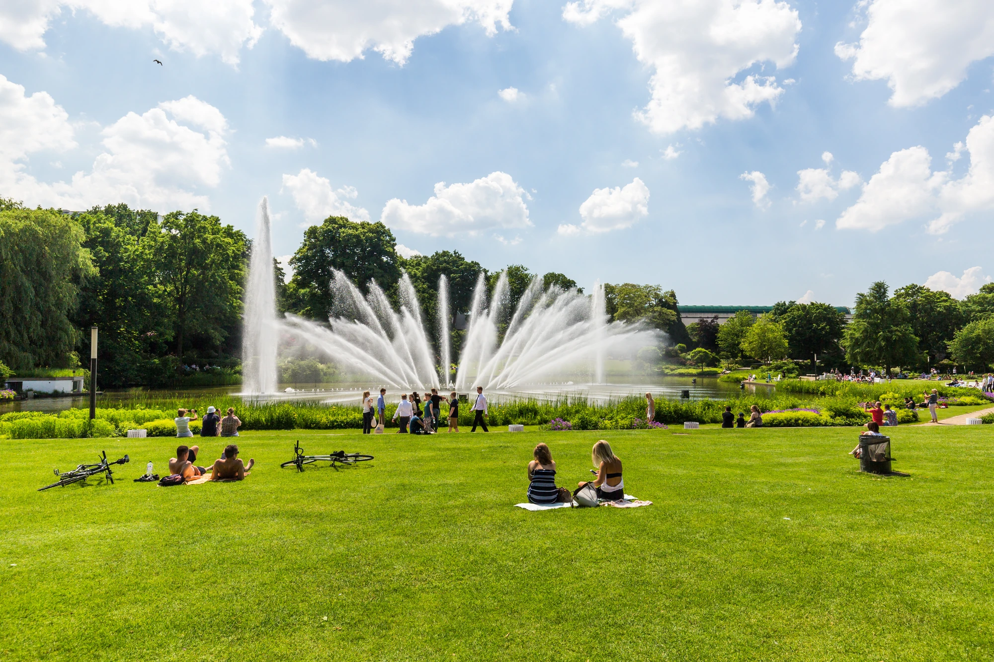 Hamburg - grüner Planten un Blomen Park, Menschen picknicken im Park