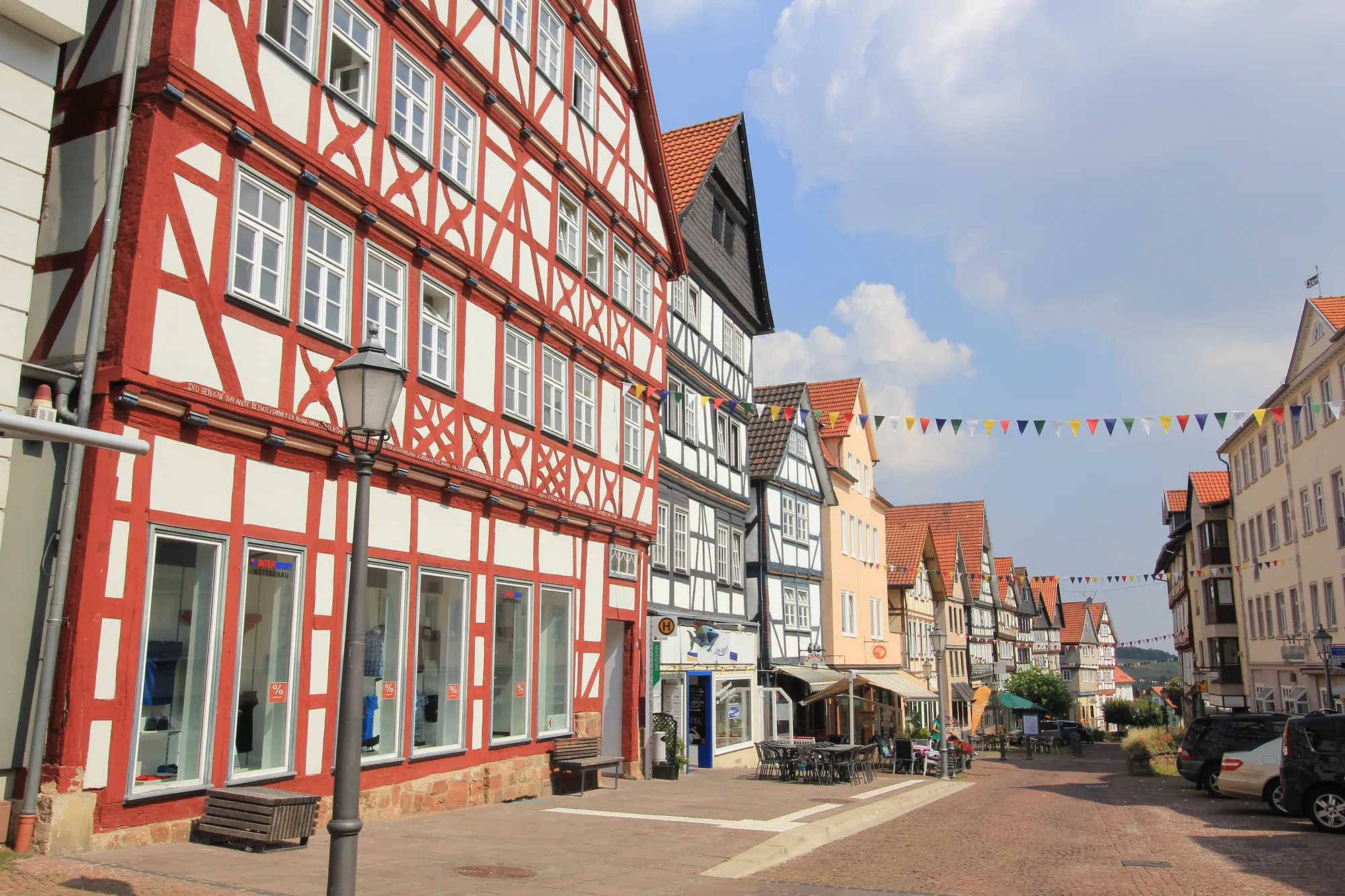 Fachwerkhäuser in der Altstadt von Bad Wildungen mit Cafés und Girlanden