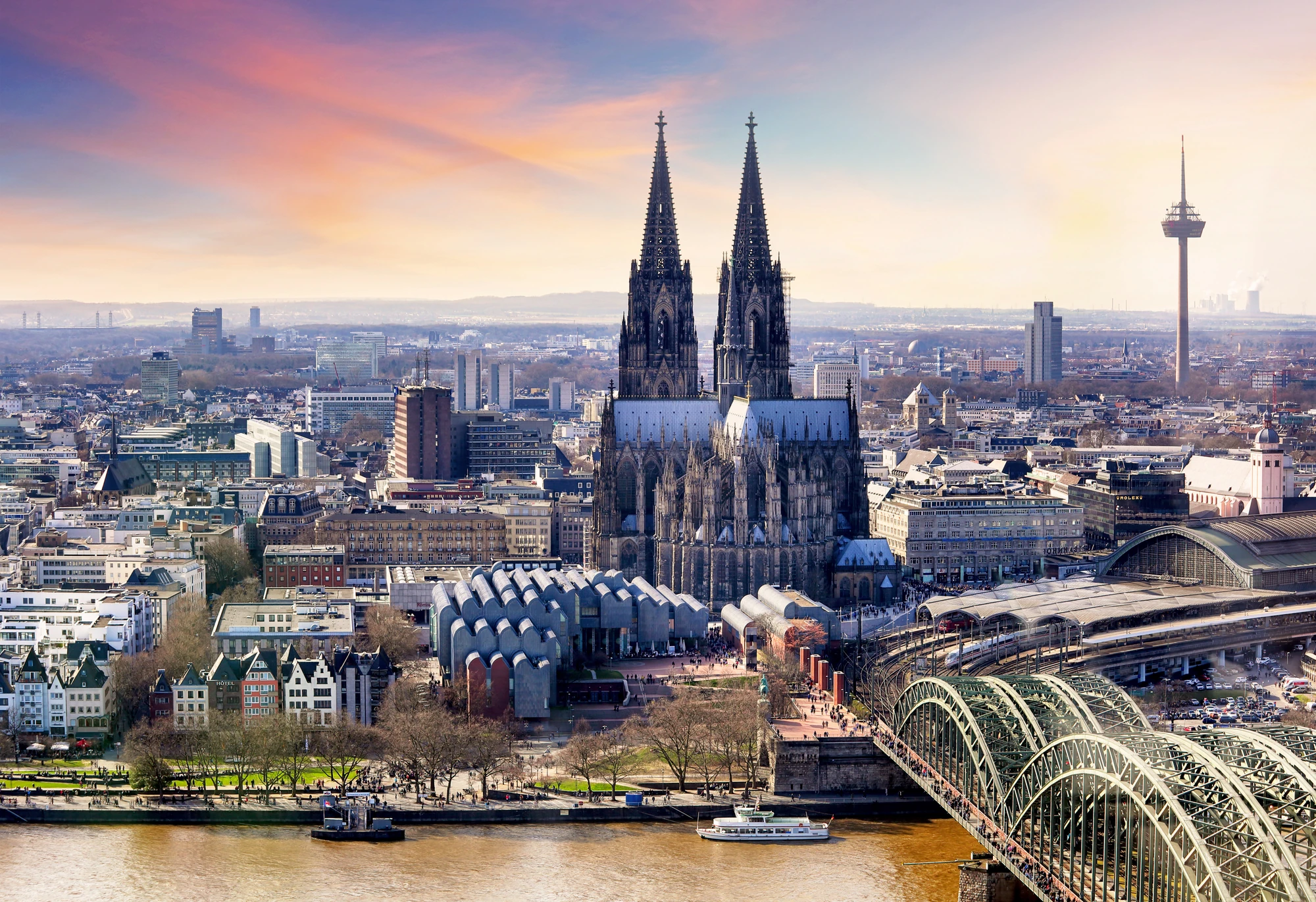 Panoramablick auf Köln und dem Dom und Rhein