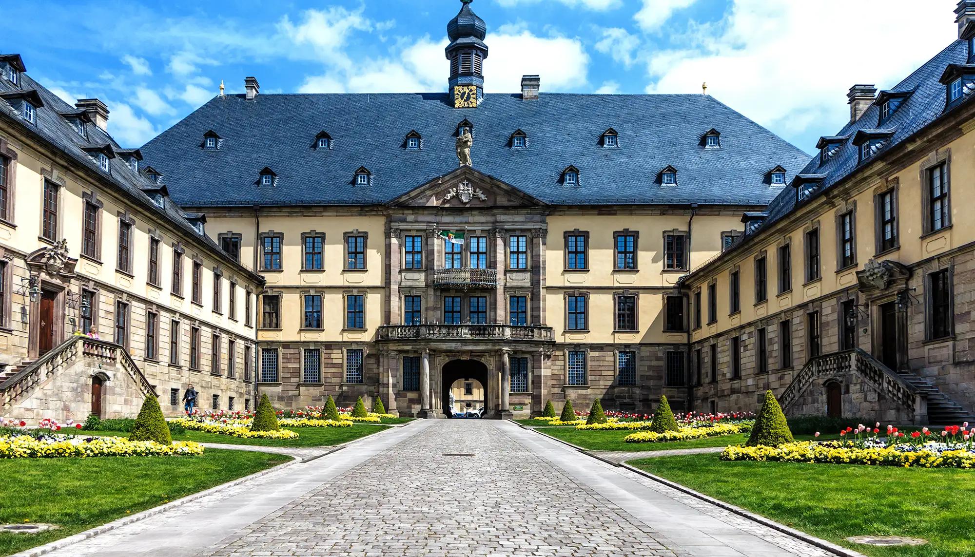 Innenhof Stadtschloss Fulda mit Grünflächen Büschen und Blumen