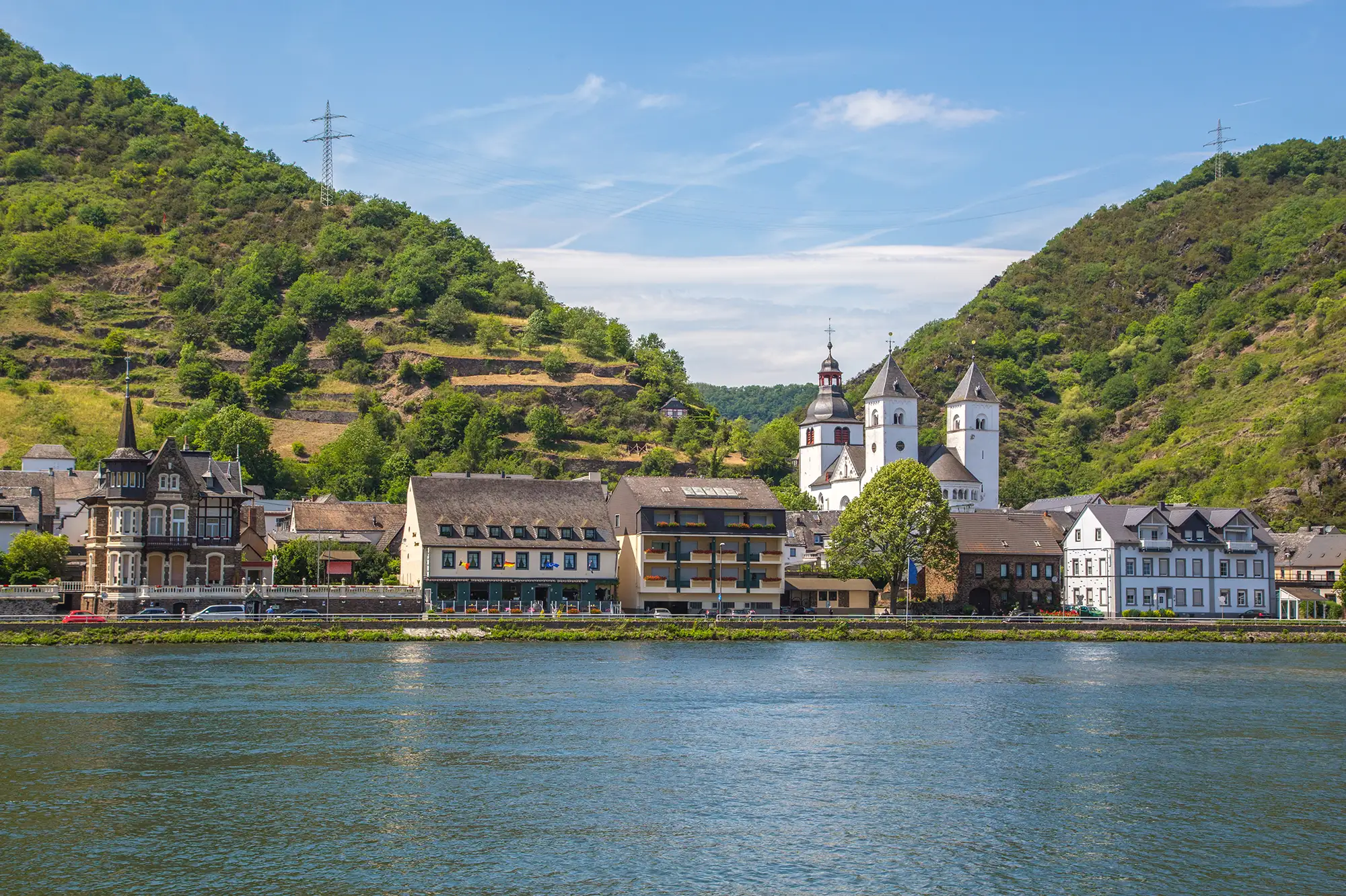 Blick auf Treis-Karden mit Pfarrkirche an der Mosel