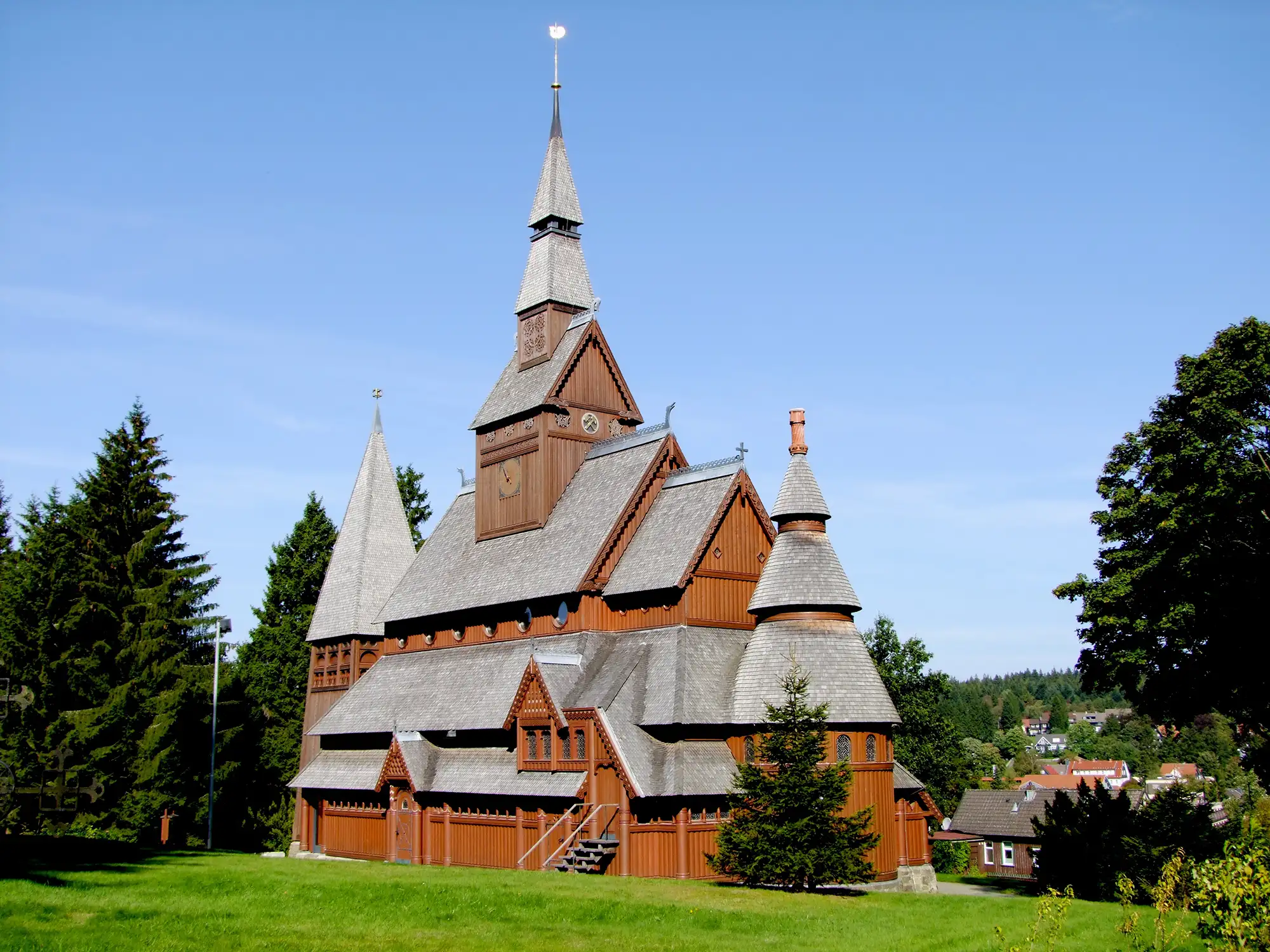 die charakterisstische Gustav-Adolf-Stabkirche bei Hahnenklee
