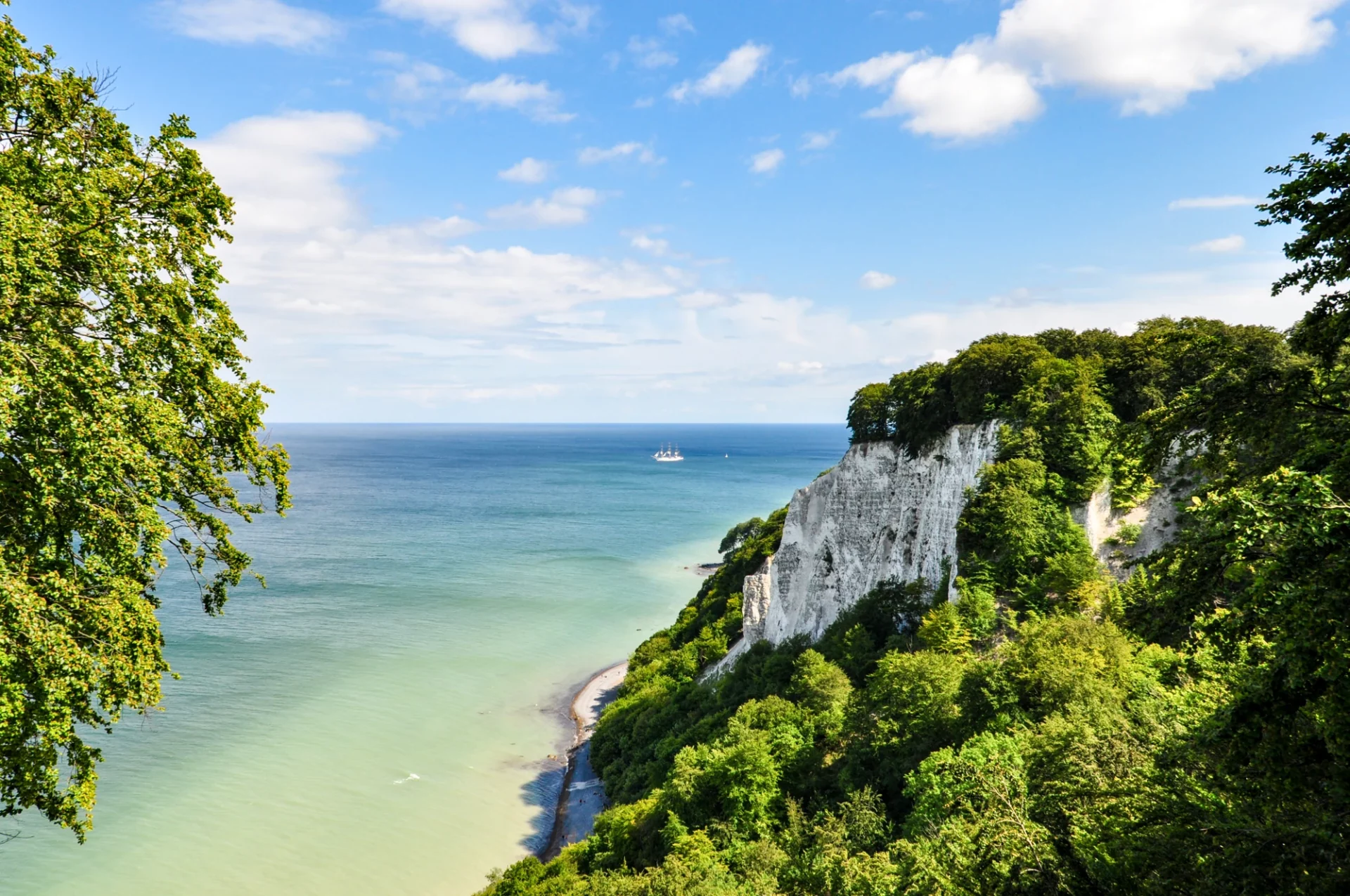 Rügen - Aussicht auf den Königsstuhl am klaren Wasser & weißen Strand