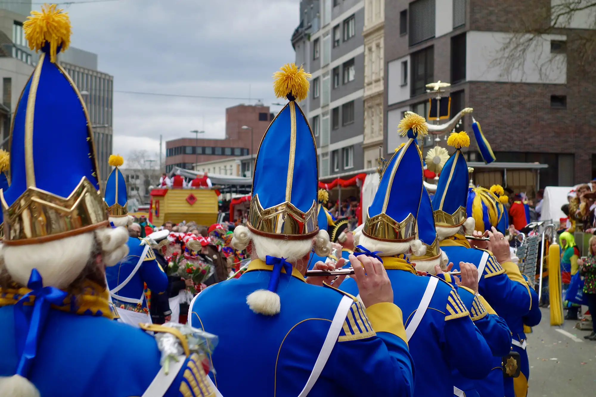 Karneval Köln verkleidete Personen in blauen Kostümen beim Umzug auf der Straße