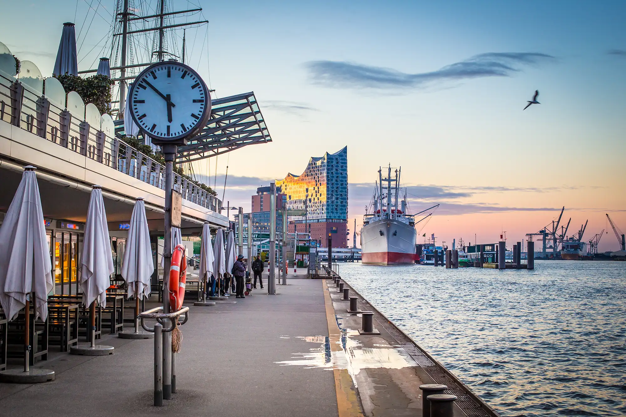 Hamburger Hafen mit Blick auf Elbphilharmonie im Sonnenuntergang