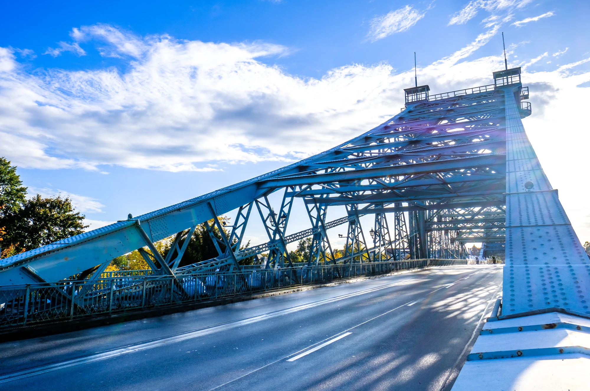 Dresden - Blaues Wunder, moderne blaue Brücke in Dresden