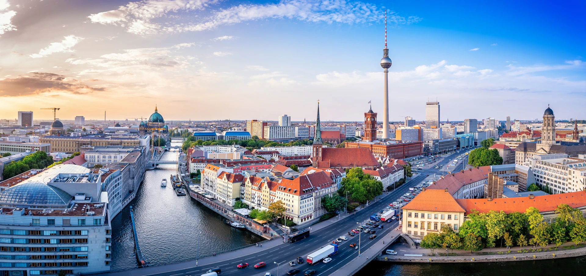 Panoramabild von Berlin mit Blick auf die Spree, den Fernsehturm und weiteren Sehenswürdigkeiten