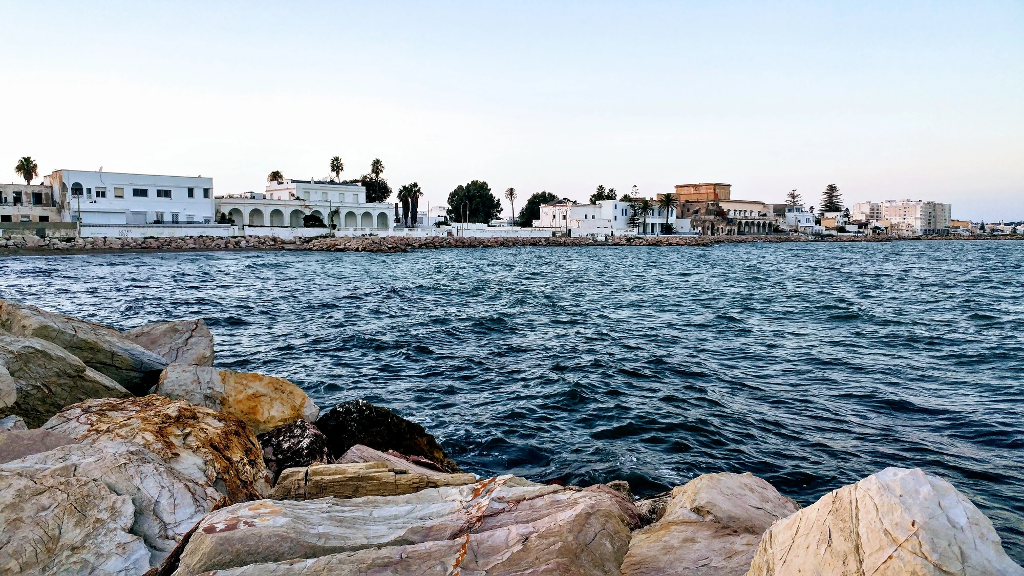 Steine am Strand mit Blick auf das Wasser