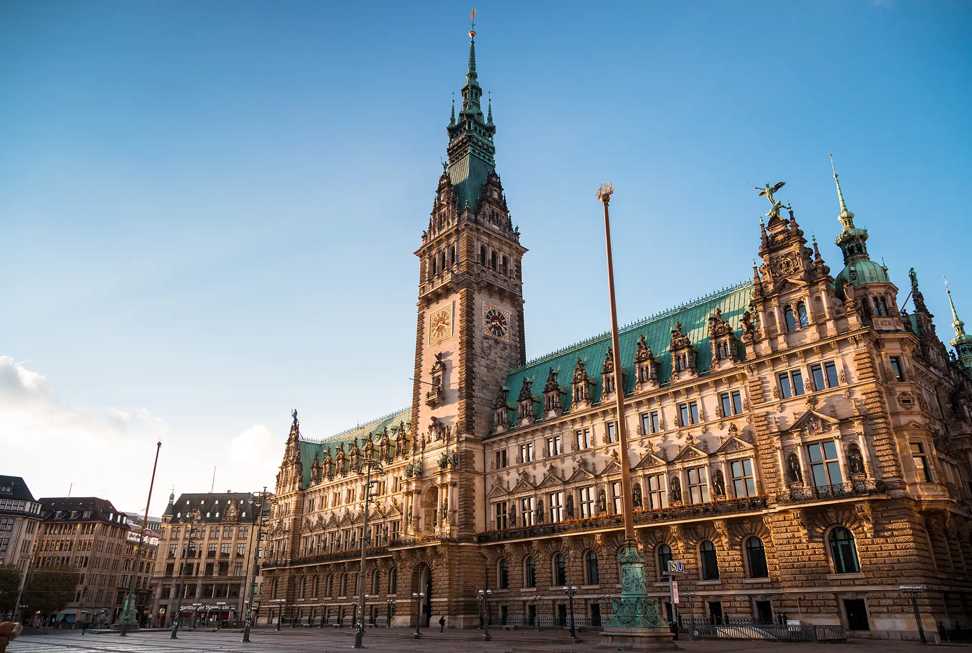 AdobeStock_237267454-Hamburger-Rathaus-©-Silke-Koch-stock.adobe_.com_