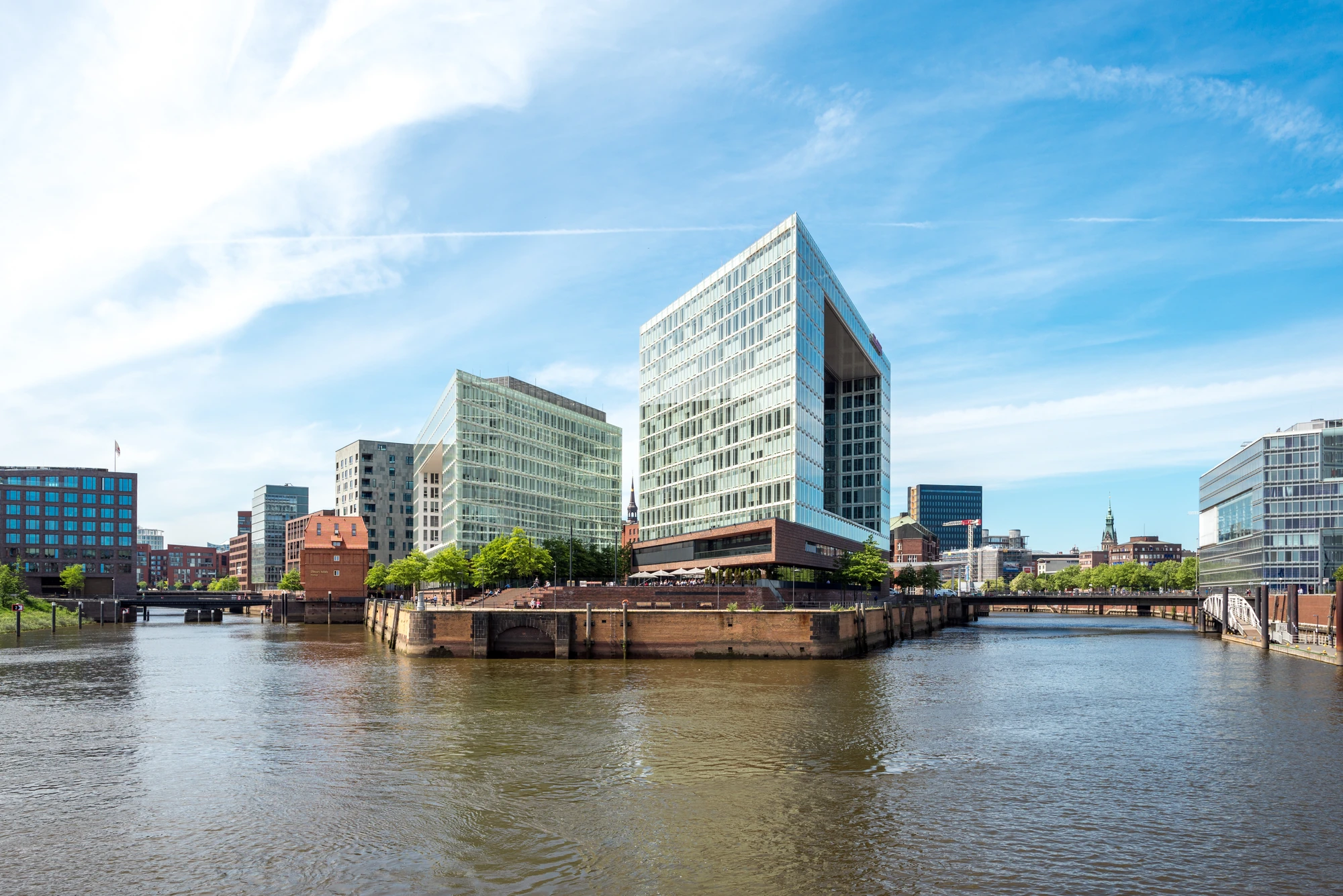 Hamburg - Spiegelgebäude auf dem Wasser