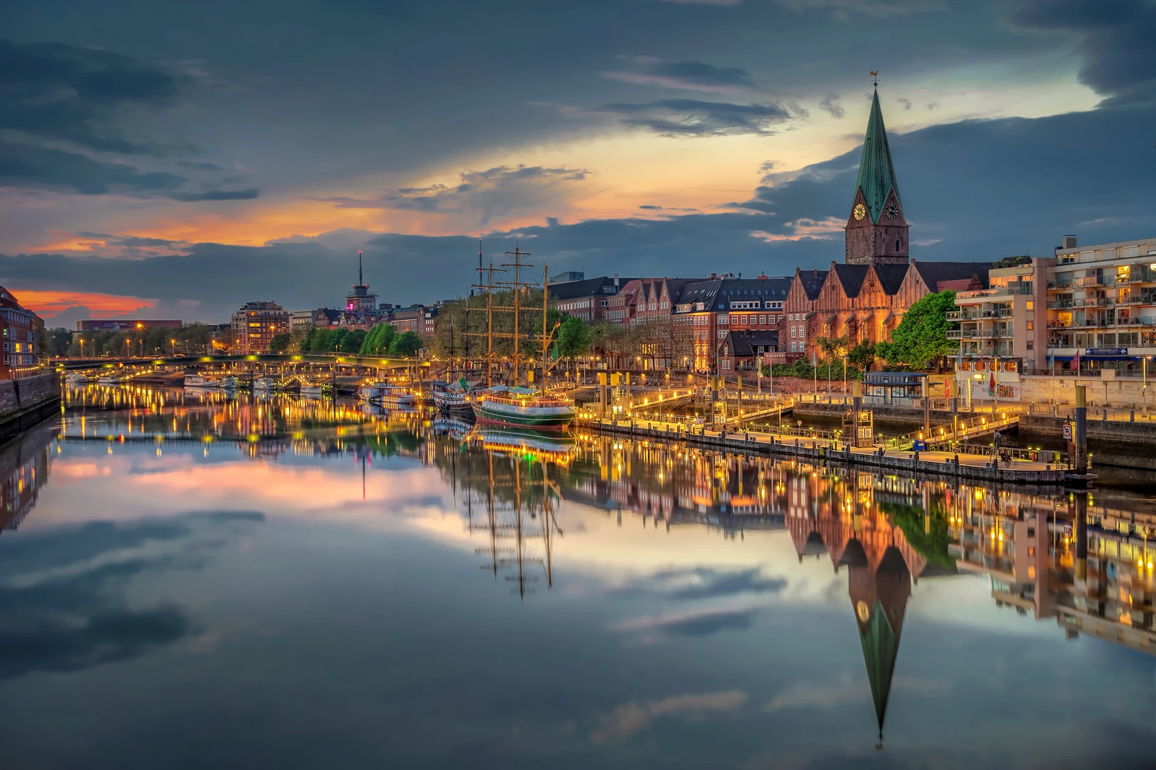 Historische Bremer Altstadt mit einem Schiff im Hafen