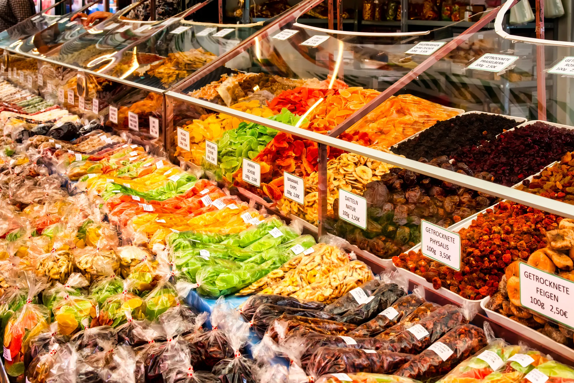 Wien - Naschmarkt, bunte Snacks zum Naschen zur Auswahl