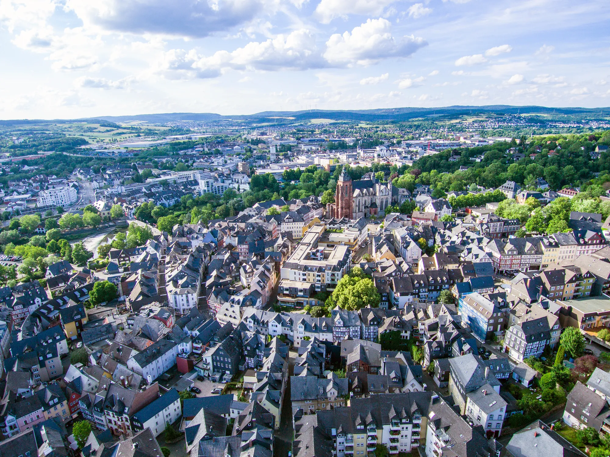 Wetzlar - Luftausblick auf die Stadt mit vielen grünen Bäumen