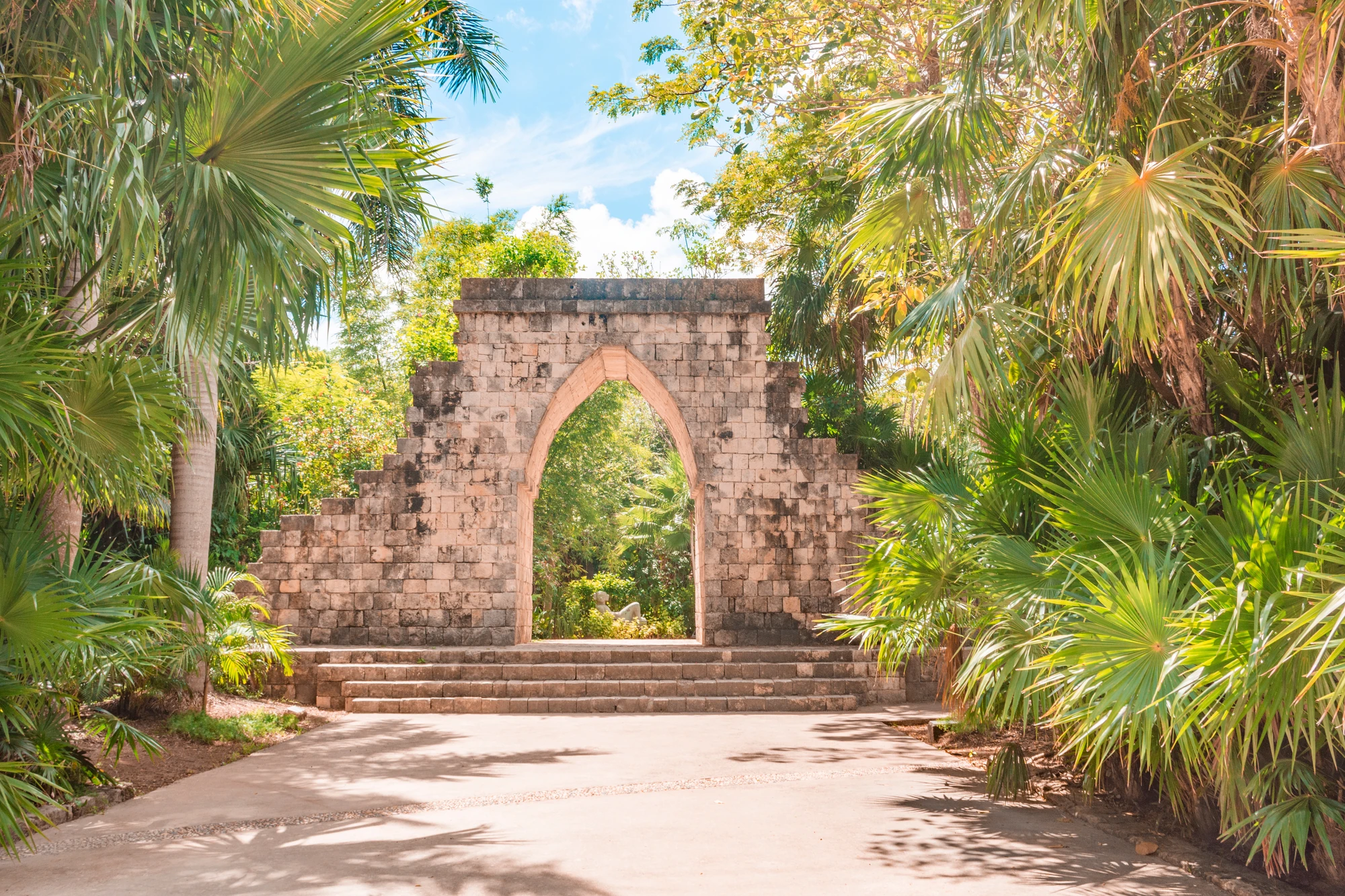 Alte Ruine umgeben von tropischen Pflanzen