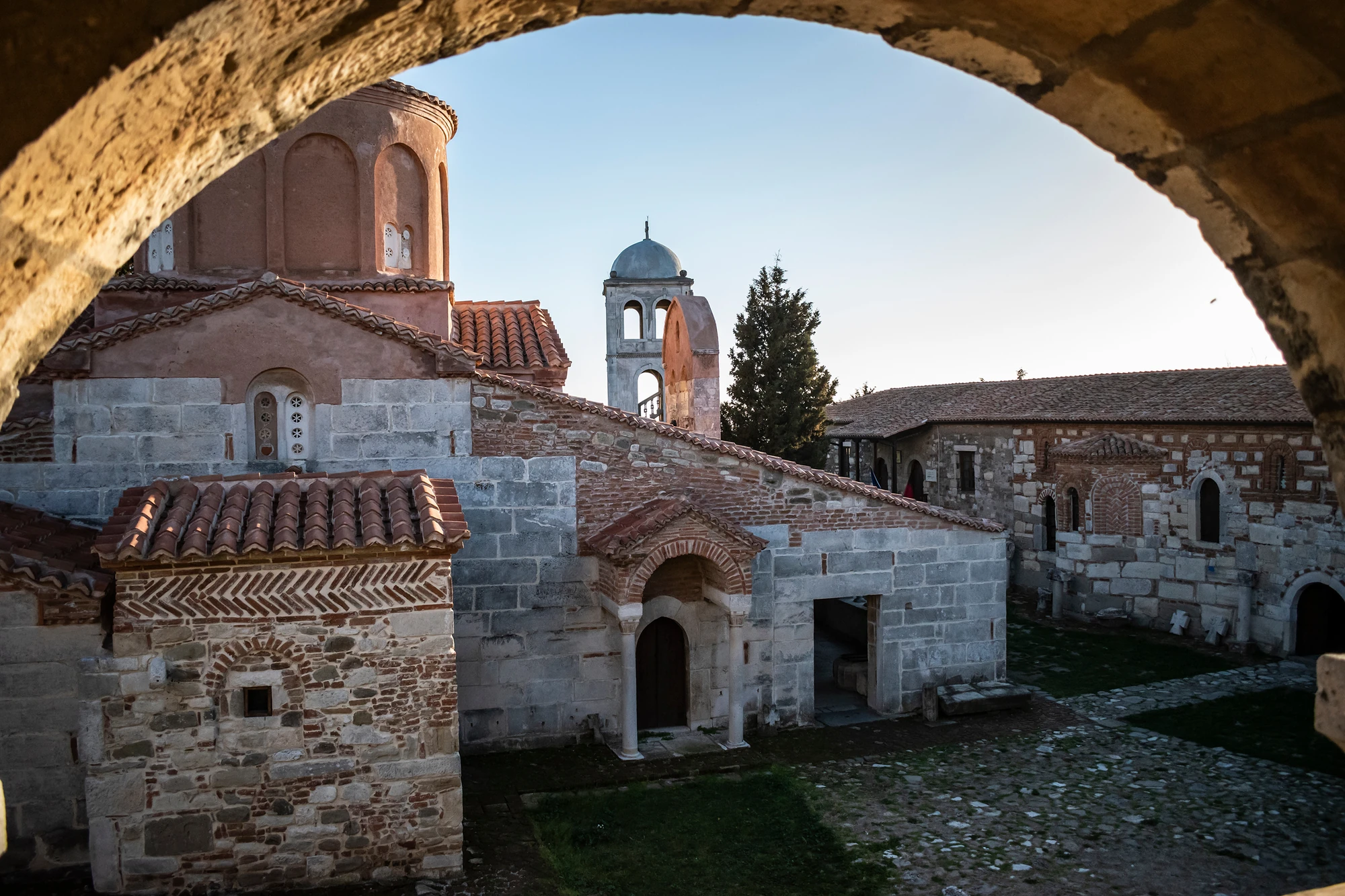 Albanien: Blick auf das Kloster der Heiligen Maria in Apollonia, .