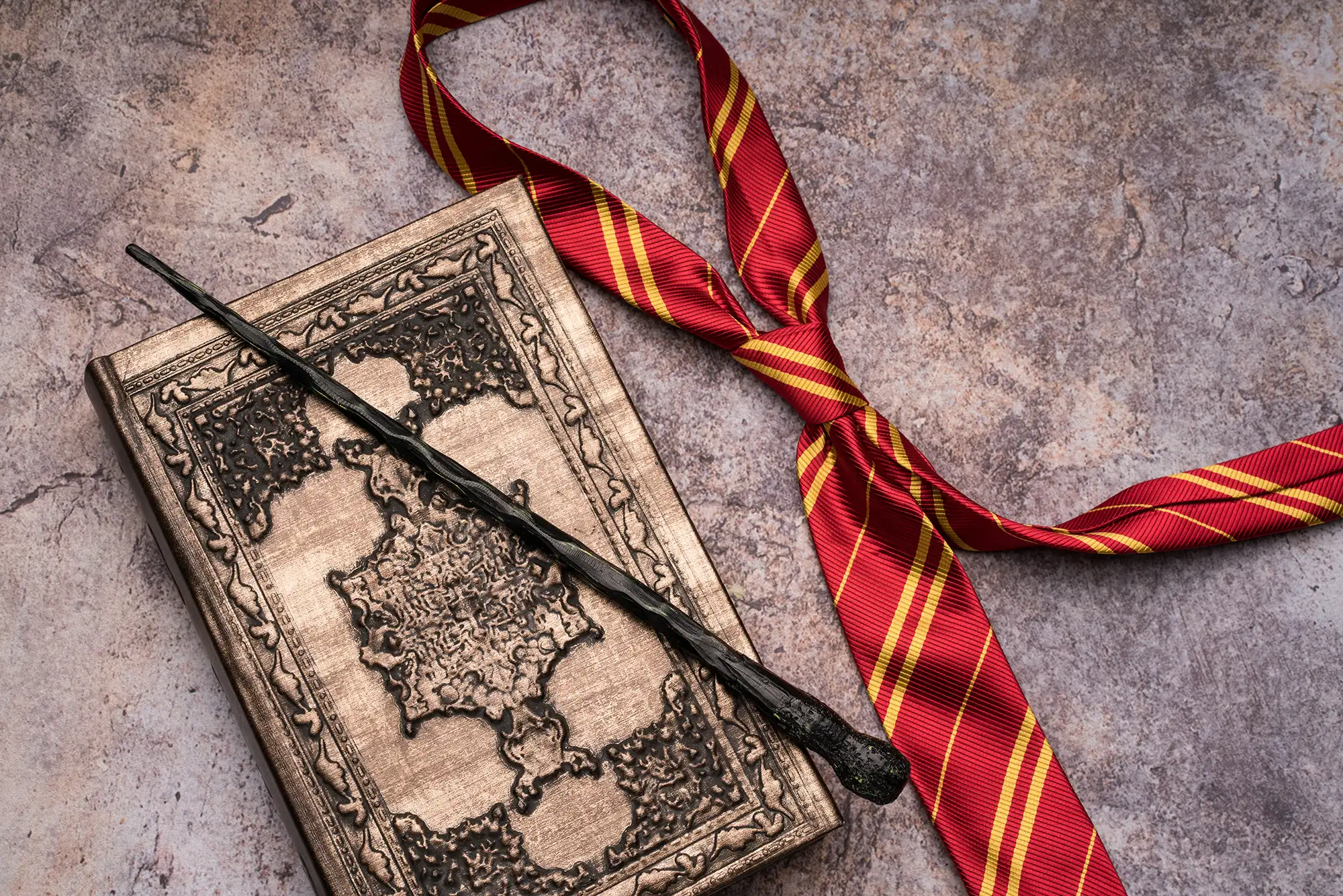 Zauberstab, Krawatte & Buch