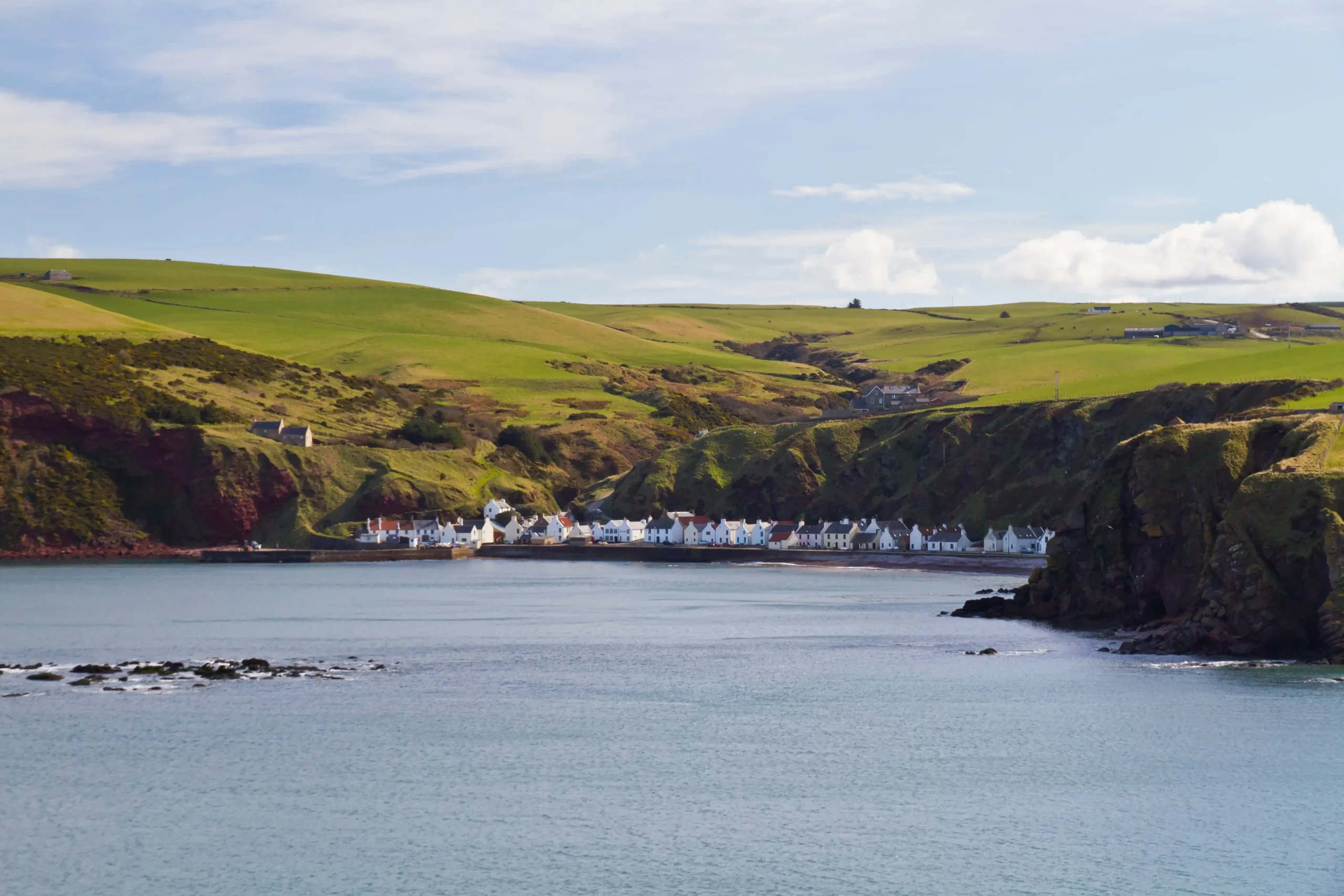 Pennan Village Under the Cliffs, Dorf an Meer gelegen umgeben von grünen Klippen