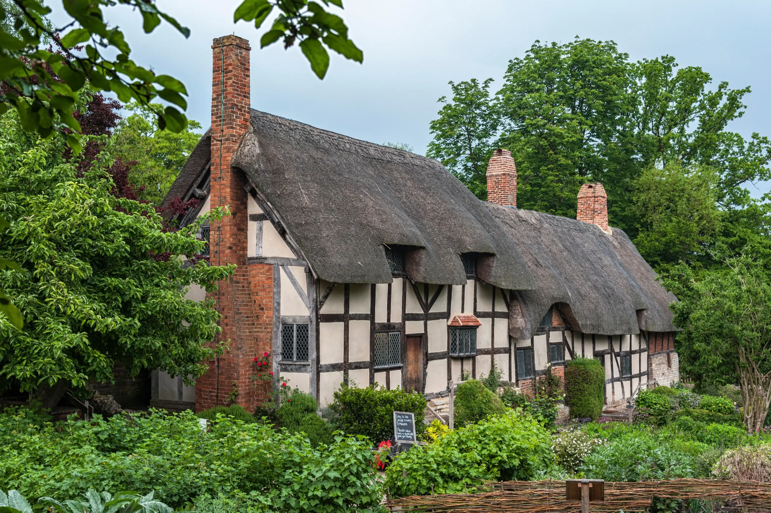 Anne Hathaways (William Shakespeares Frau) berühmtes reetgedecktes Cottage und Garten in Shottery, etwas außerhalb von Stratford upon Avon, England