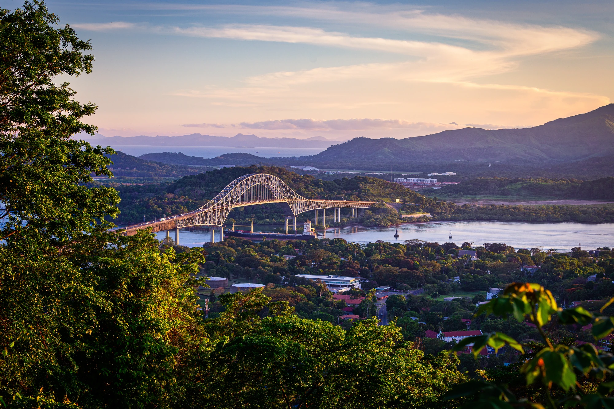 Panoramablick auf die Brücke in Panama während des Sonnenuntergangs.