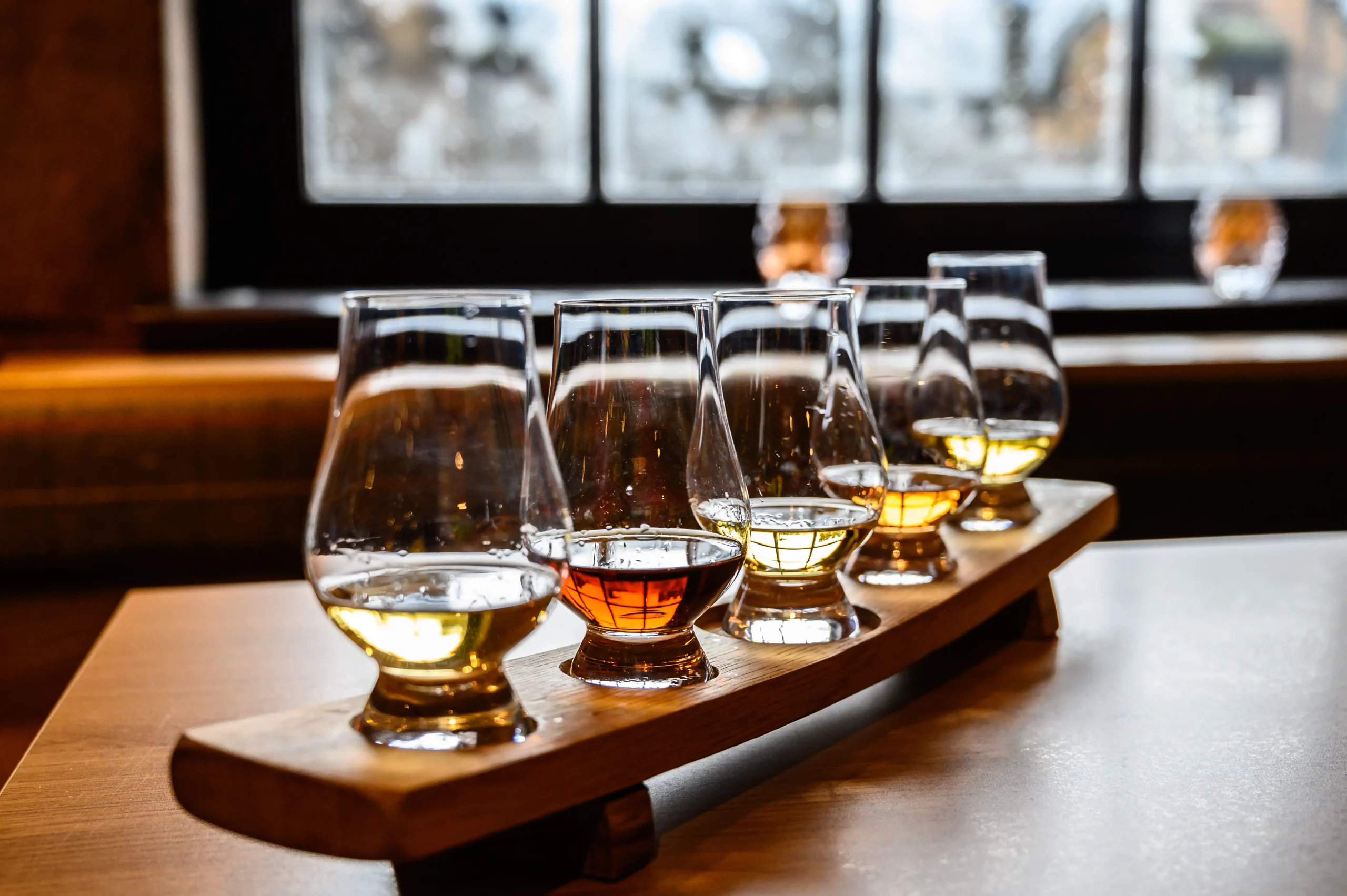 Whisky Tasting mit 5 Gläsern und verschiedenen Sorten in einer Distillery