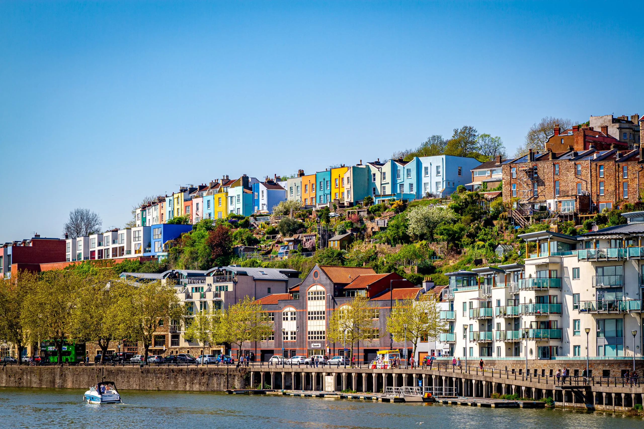 Der Hafen von Bristol mit bunten Häusern im Sonnenschein
