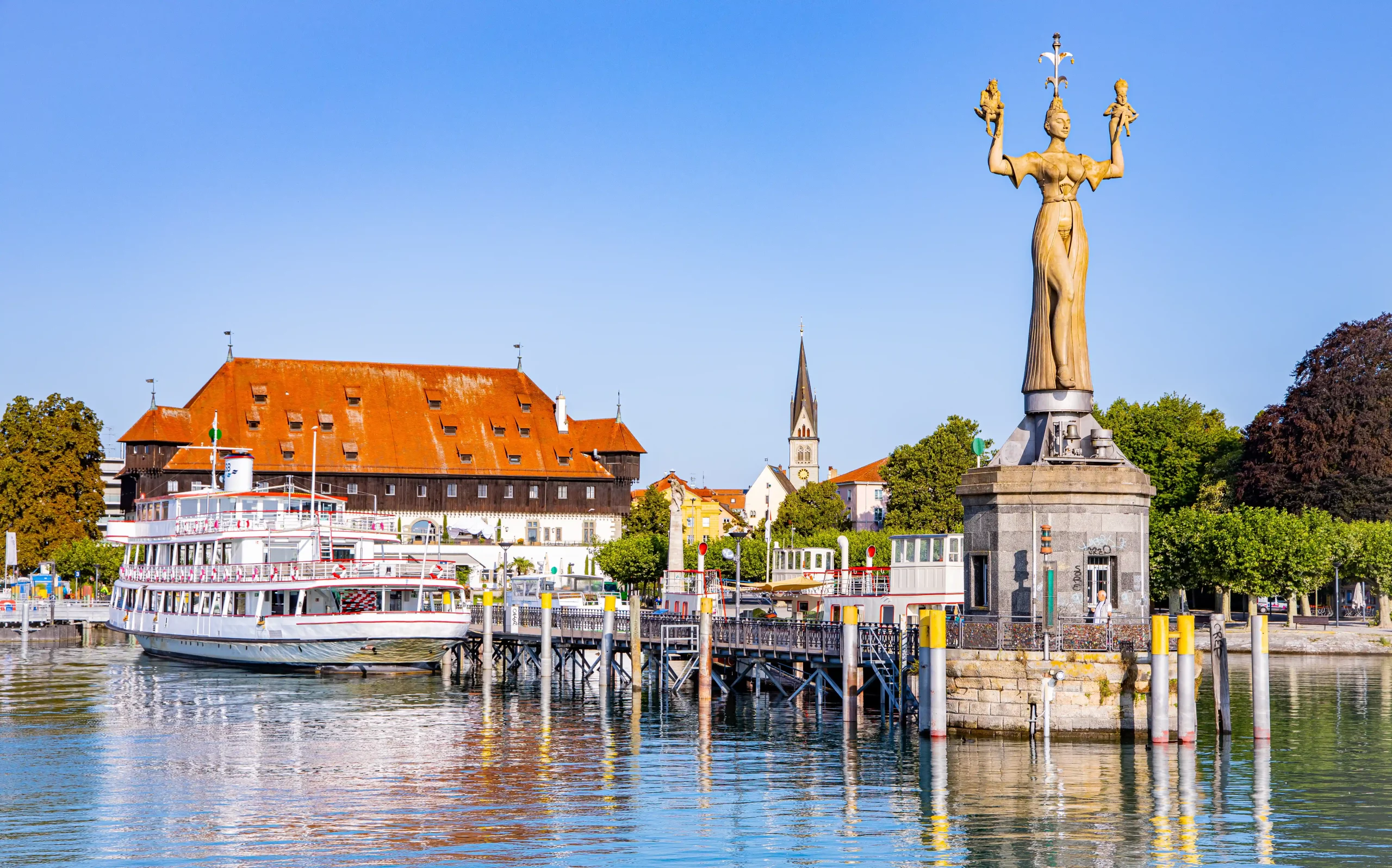 Panoramablick auf den Hafen von Konstanz mit der beeindruckenden Imperia-Statue im Vordergrund.