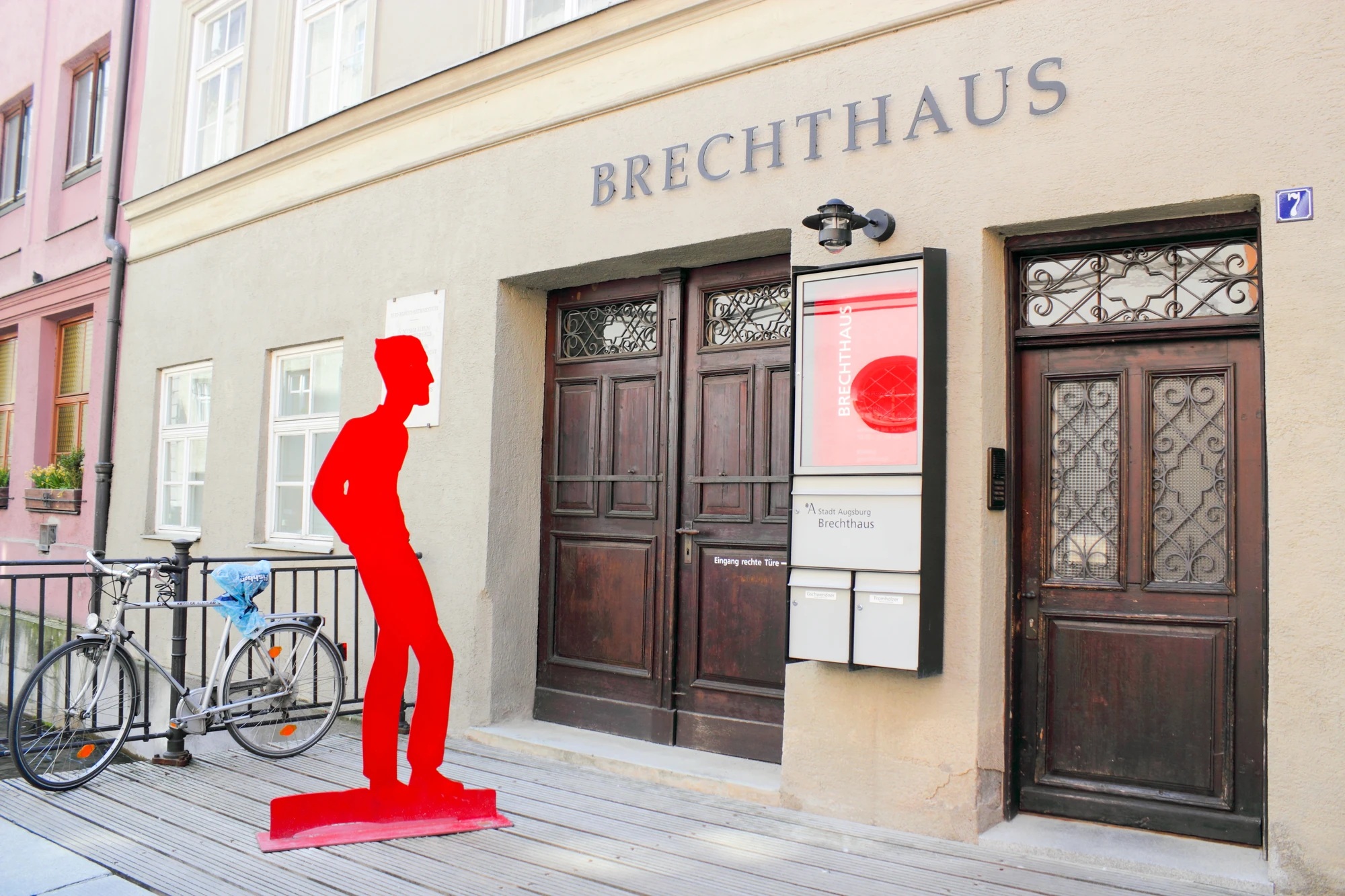 Das Brechthaus in Augsburg mit knallroter Skulptur vorm Eingang