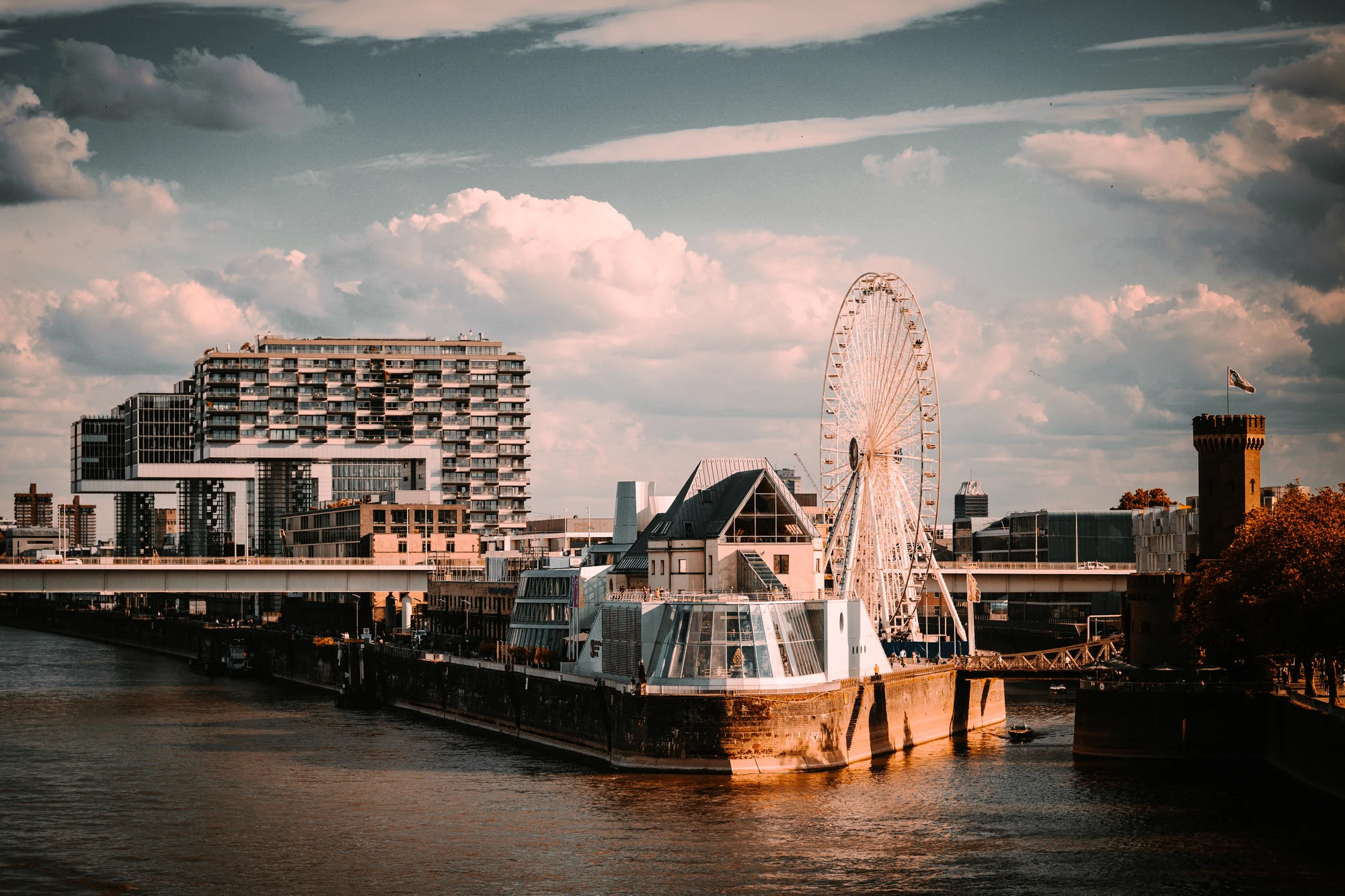 Das Schokoladenmuseum in Köln mit Riesenrad