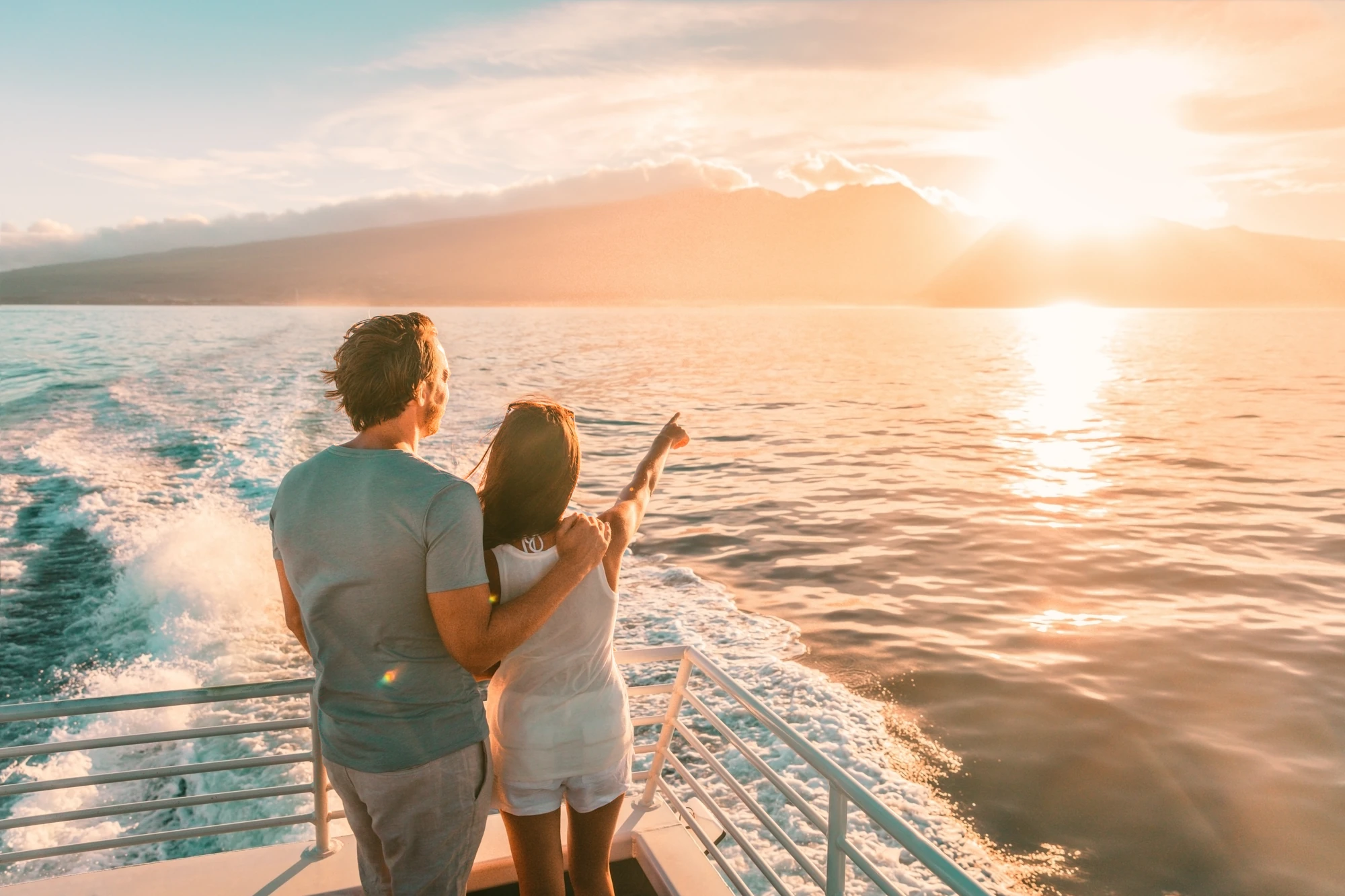 Kreuzfahrt - Pärchen auf Schiff, gucken den Sonnenuntergang an