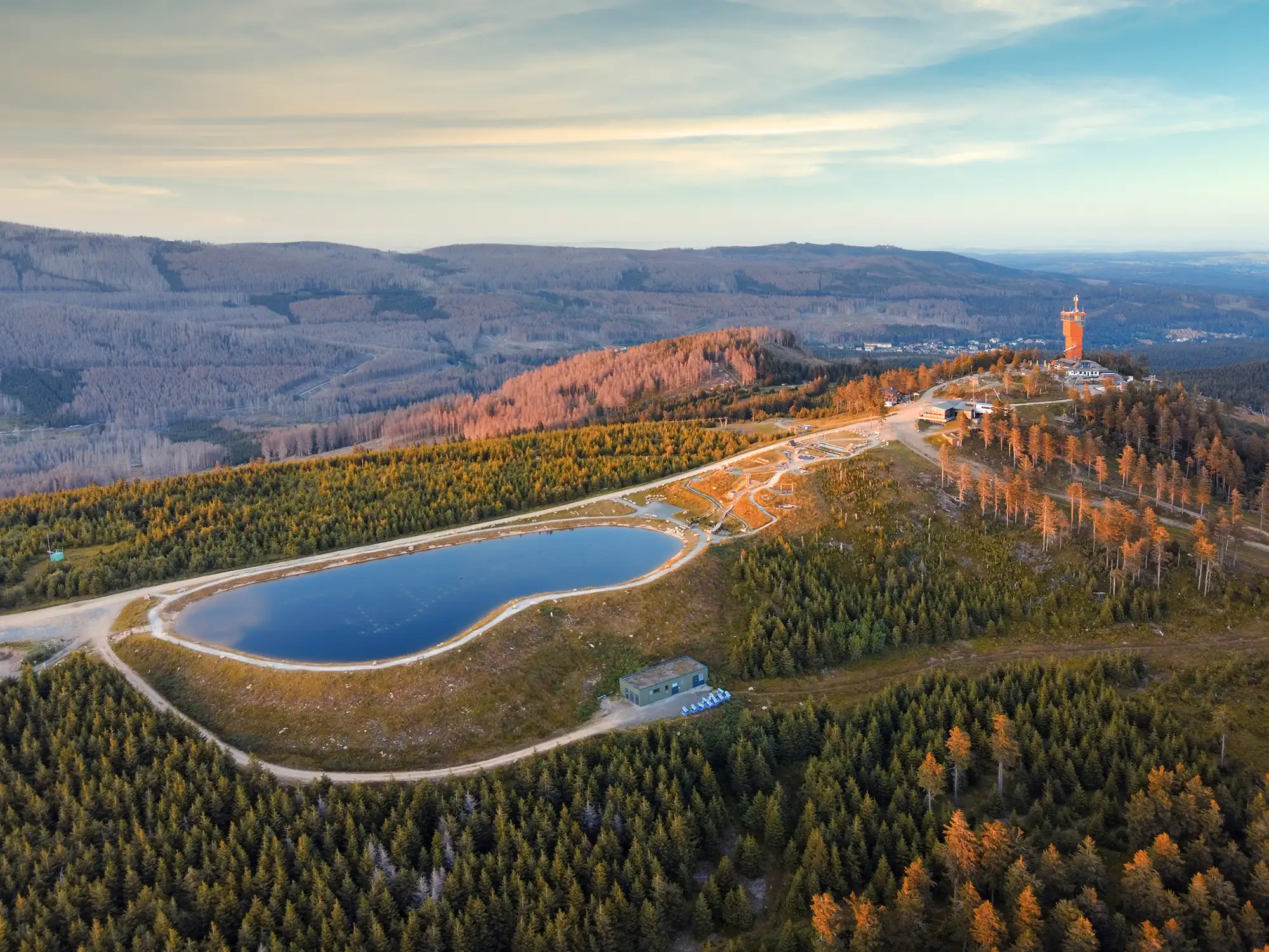 Luftbild vom Wurmberg bei Braunlage im Harzgebirge mit Stausee