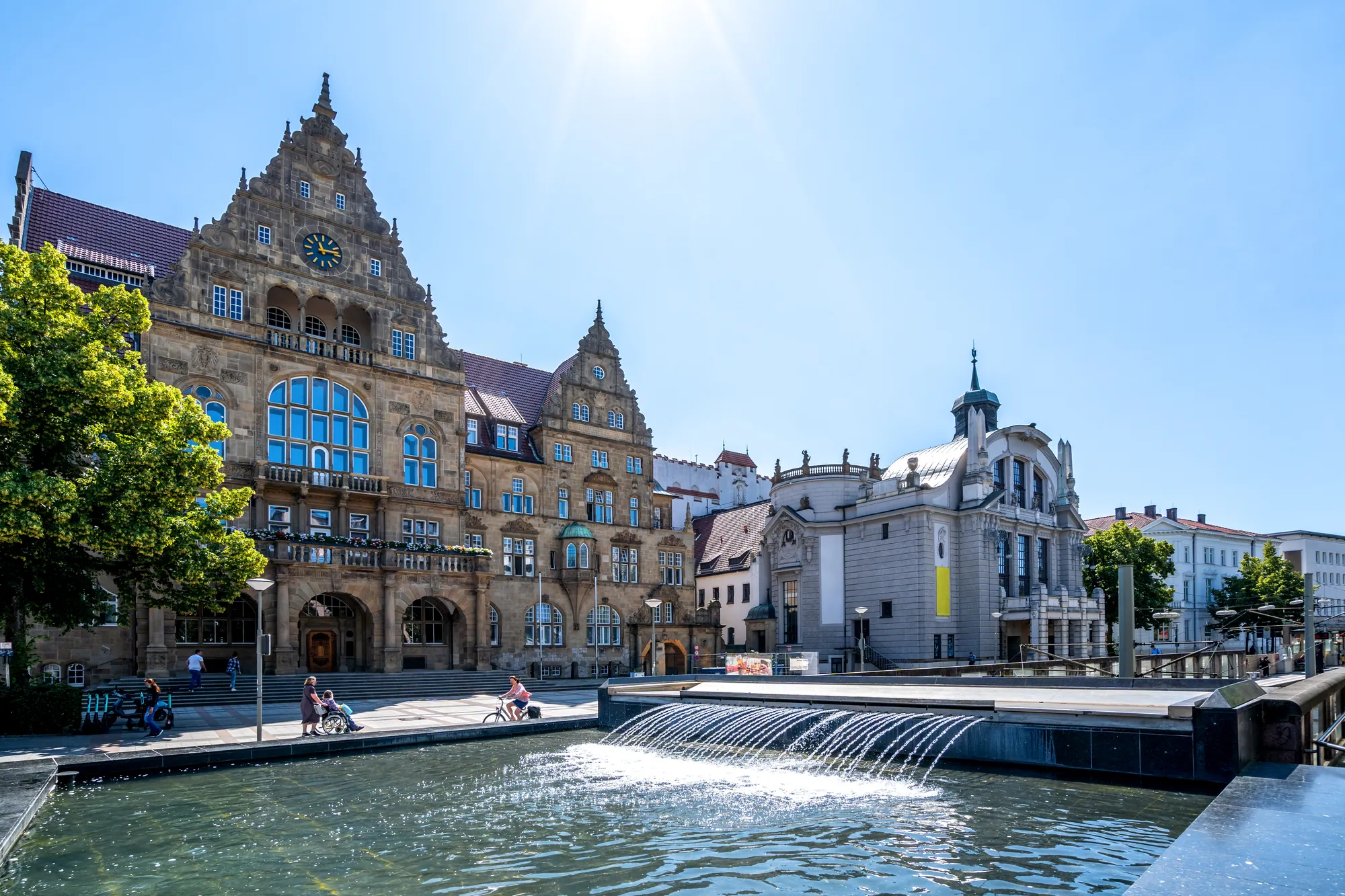 Bielefeld - Aussicht auf die moderne Stadt mit ihrem historischen Rathaus
