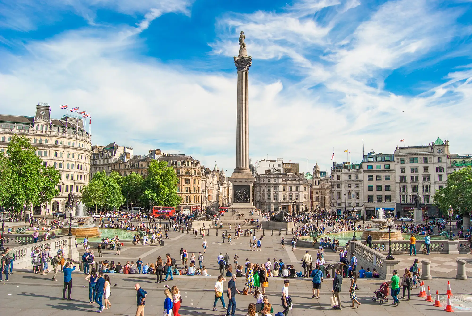 Der Trafalgar Square ist ein lebhafter Platz im Herzen Londons, bekannt für seine beeindruckende Architektur und seine zentrale Rolle im städtischen Leben. Im Zentrum des Platzes steht die Nelsonsäule, die von Löwenstatuen und Brunnen umgeben ist. Der Platz ist ein beliebter Treffpunkt für Touristen und Einheimische, die hier entspannen, essen oder an Veranstaltungen teilnehmen. Die umgebenden historischen Gebäude und die Vielzahl von Flaggen, die im Wind wehen, verleihen dem Ort eine besondere Atmosphäre und machen ihn zu einem wichtigen Wahrzeichen Londons.
