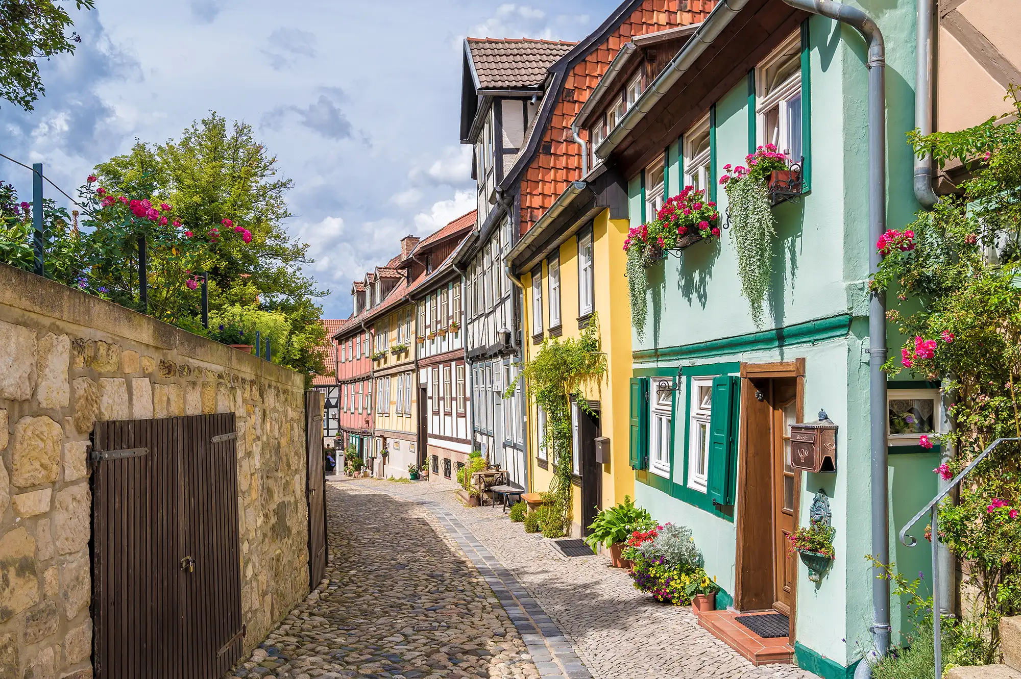 Malerische Gasse mit begrünten bunten Häusern in der Altstadt von Quedlinburg