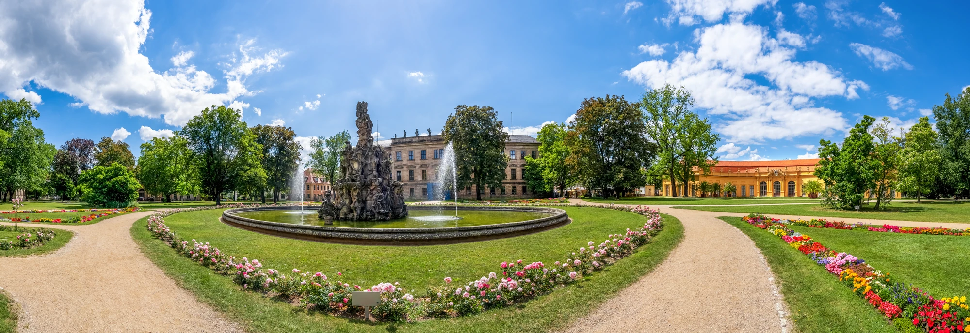 Erlangen Schlossgarten Panoramablick - schöner Garten mit Blumen und Gehwegen und im Hintergrund die Schlossuniversität