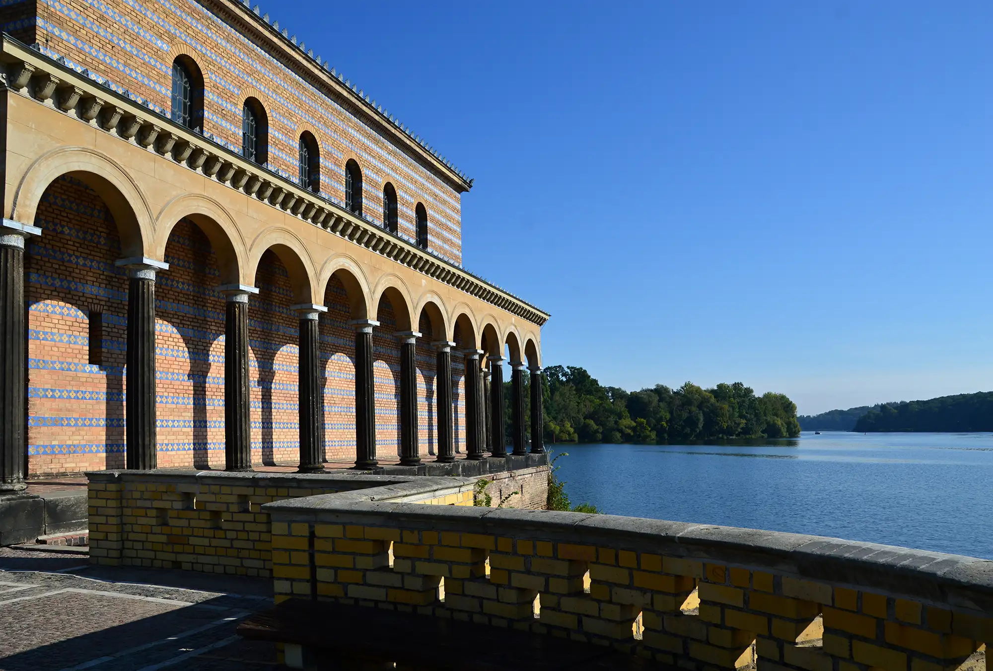 Heilandskirche am Fluss Havel in Sacrow in Potsdam am mit Mauer und Bäumen