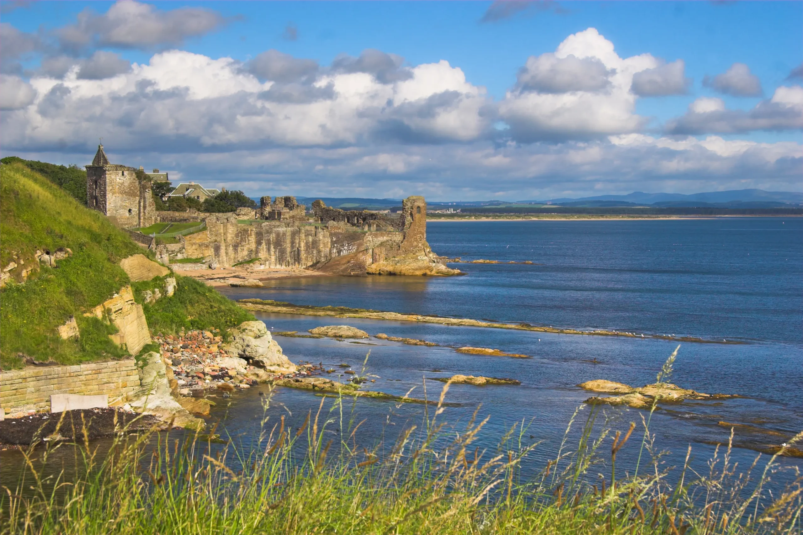 St Andrews Castle mit Klippen und Meer bei Sonne