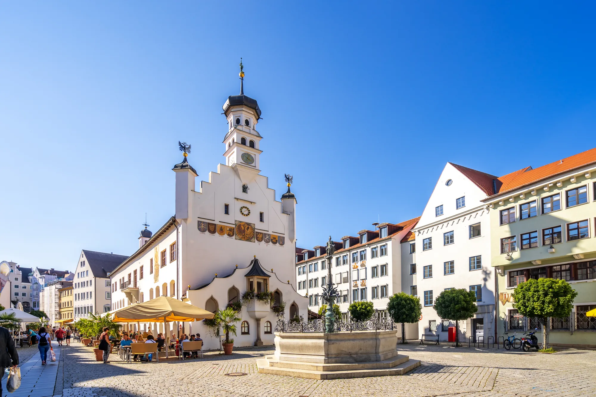 Kempten - schönes, einzigartige Rathaus in Kempten mit dem Rathausbrunnen davor