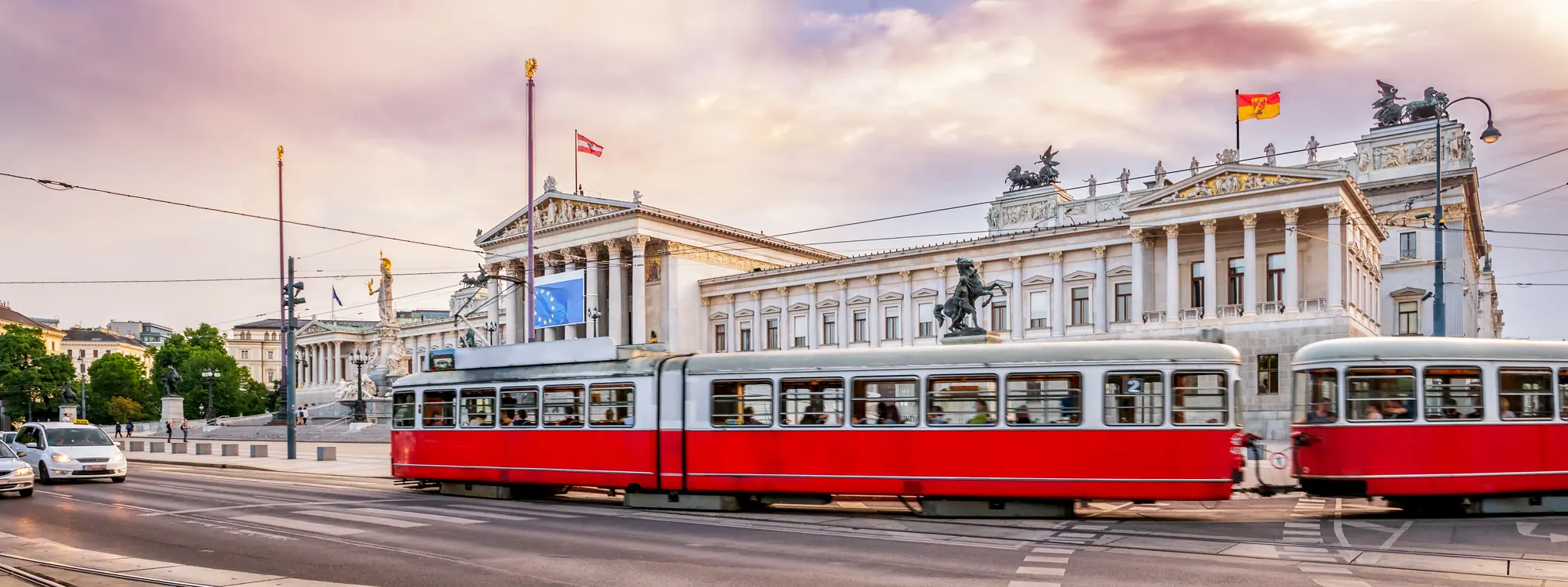 Parlament Wien mit Strassenbahn im Vordergrund, Wien, Österreich