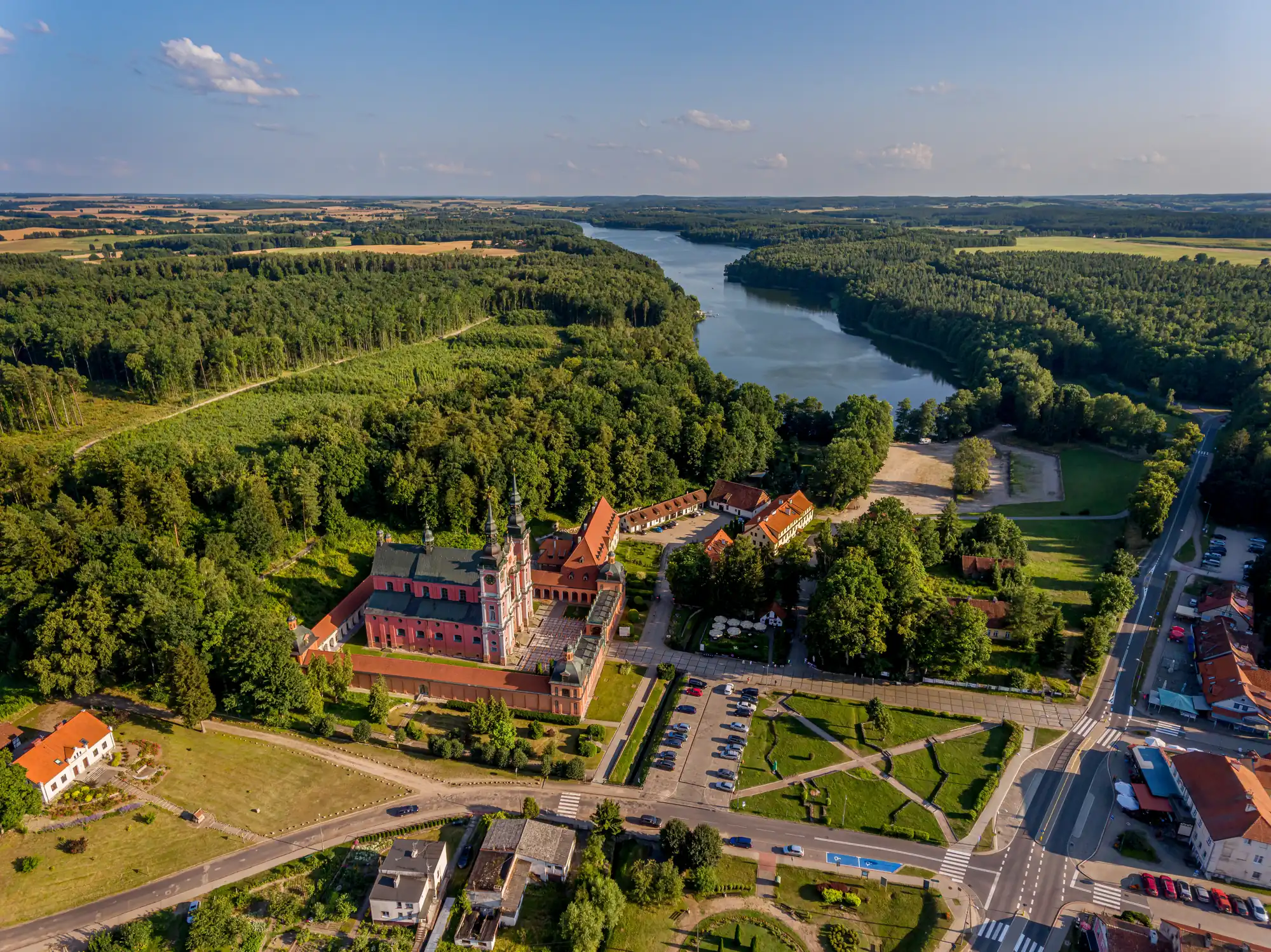 Grüne Landschaft mit Wäldern und einem ruhigen Fluss, ideal für Naturliebhaber.