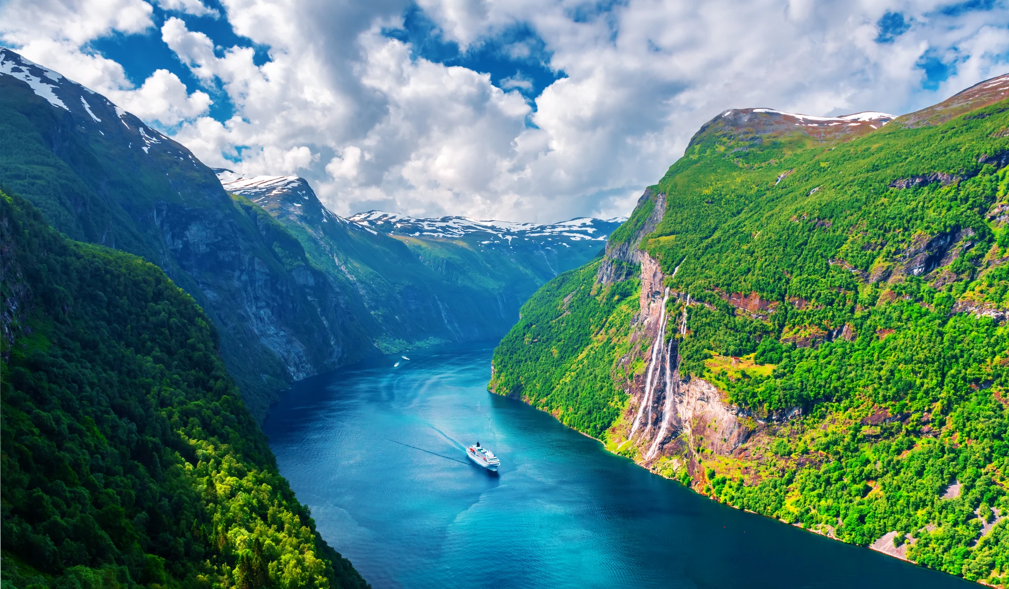 Panorama der Aussicht auf den Sunnylvsfjord und die berühmten Wasserfälle der Sieben Schwestern bei Geiranger in Westnorwegen