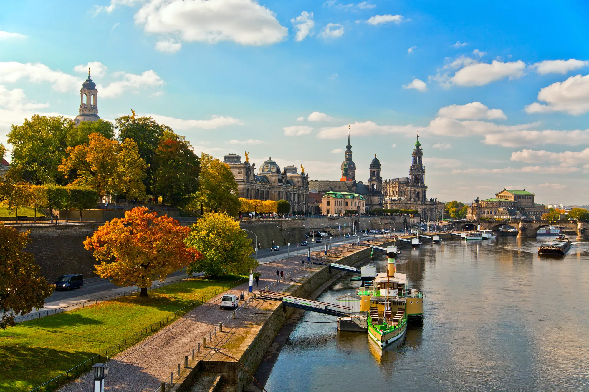 Aussichtspunkte Dresden, Elbufer Brühlsche Terrasse mit Schiffen