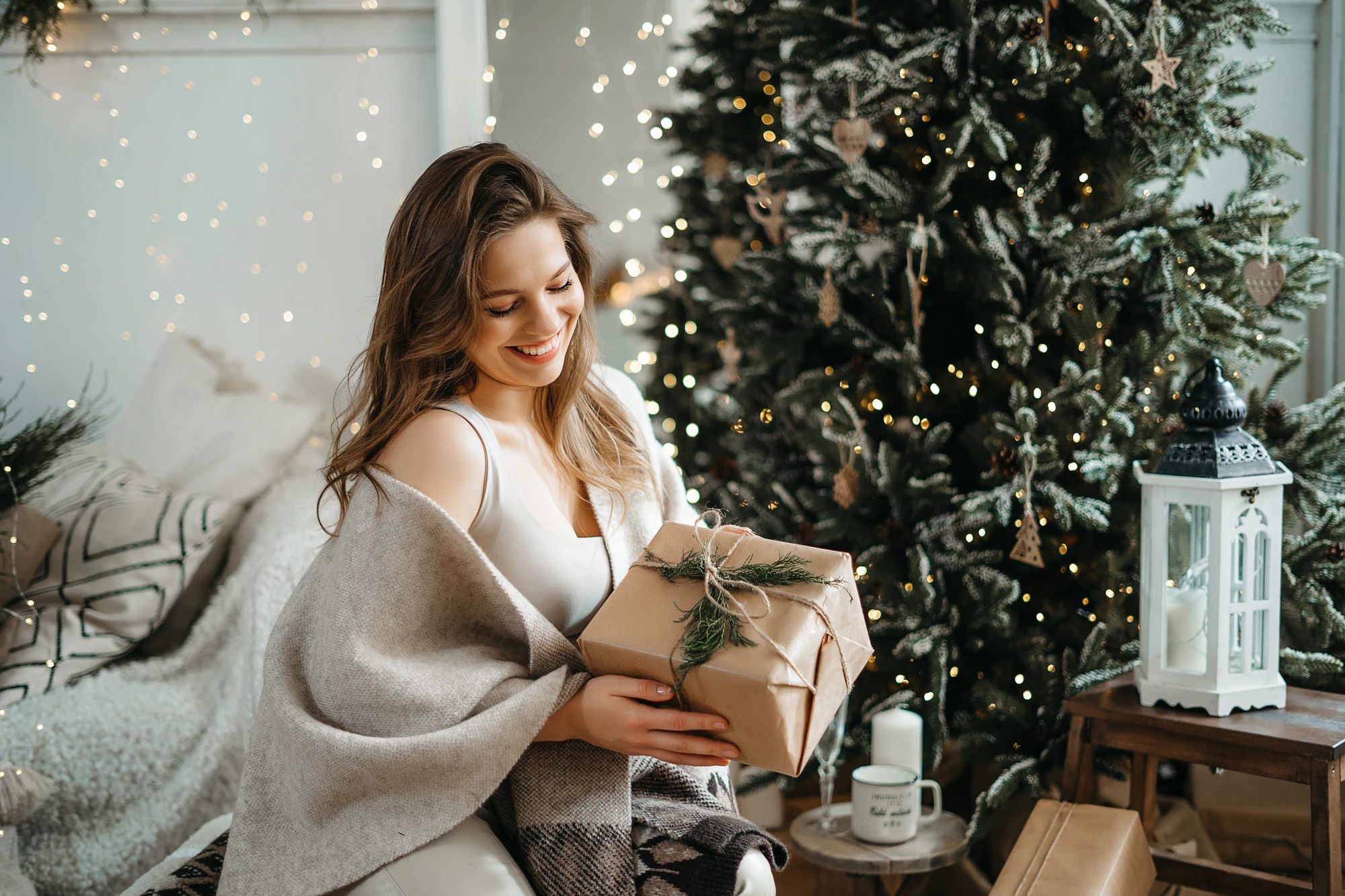 Weihnachten - Frau packt Geschenk aus